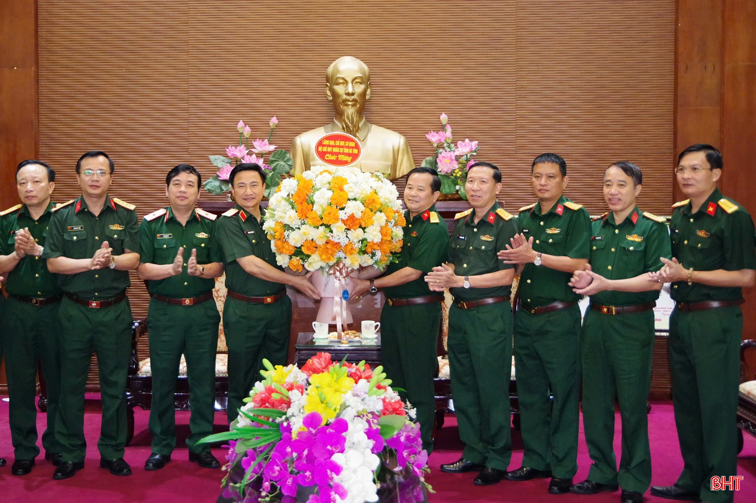 Nhân chuyến công tác, Thiếu tướng Đoàn Xuân Bường - Bí thư Đảng ủy, Chính ủy Quân khu 4 cũng có cuộc làm việc với lãnh đạo Bộ CHQS tỉnh Hà Tĩnh. Trong ảnh: Lãnh đạo Bộ CHQS tỉnh tặng hoa chúc mừng... bqbht_br_z6640558441998-89af138a89dfc4e41f8157a670977f0f.jpg