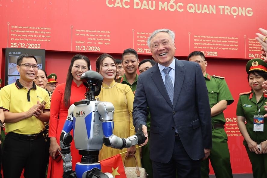Phó Thủ tướng Thường trực Chính phủ Nguyễn Hòa Bình thăm gian trưng bày của Trung tâm Dữ liệu Quốc gia - Ảnh: VGP/Nhật Bắc img0134-17563592365902032569986.jpg