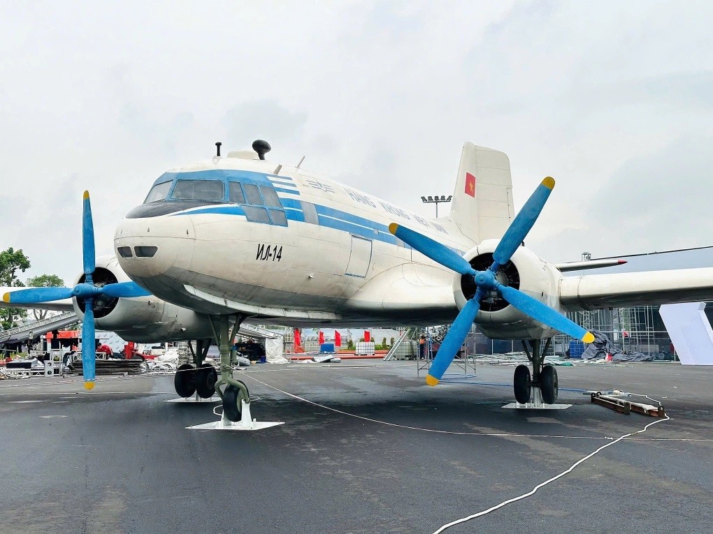 Chiếc máy bay IL-14 từng phục vụ các chuyến bay chở Chủ tịch Hồ Chí Minh được trưng bày tại Triển lãm thành tựu đất nước. Ảnh: Phương Linh 3.jpg