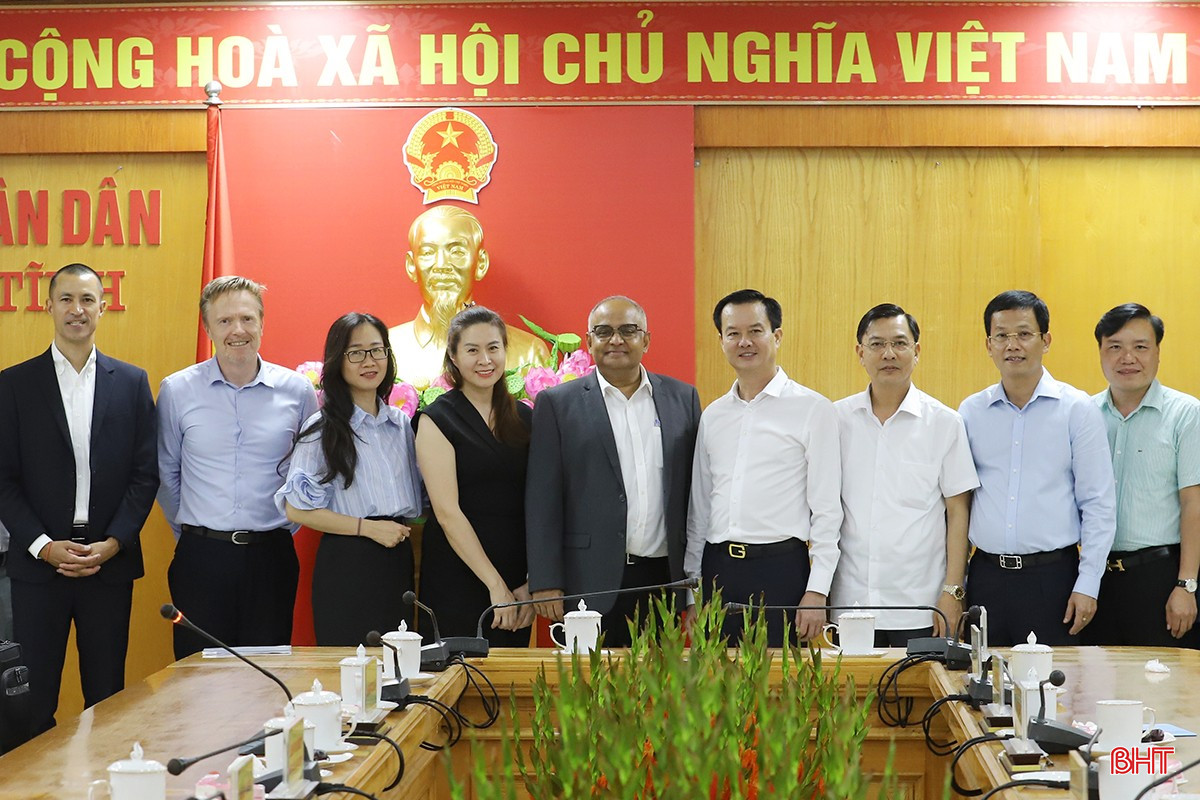 Phó Chủ tịch UBND tỉnh Trần Báu Hà cùng lãnh đạo các sở, ngành và UBND thành phố Hà Tĩnh chụp ảnh lưu niệm với đoàn công tác của ADB. bqbht_br_img-8691.jpg