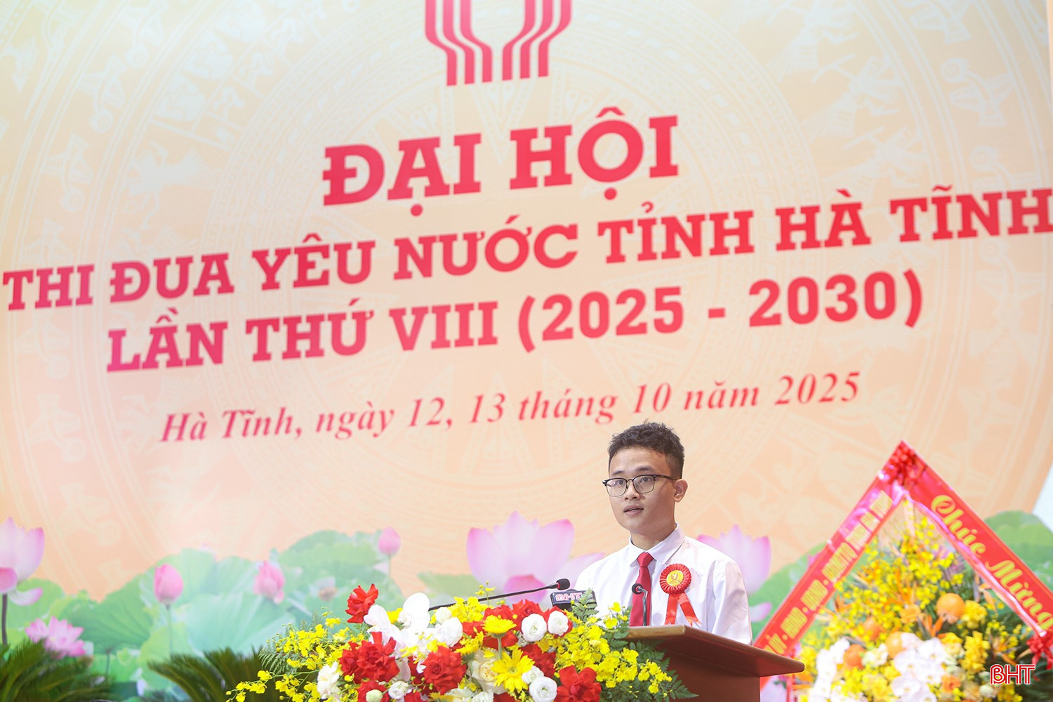 Em Trần Minh Hoàng - sinh viên khoa Toán – Cơ - Tin học Trường Đại học Khoa học Tự nhiên, Đại học Quốc gia Hà Nội (cựu học sinh Trường THPT Chuyên Hà Tĩnh) tham luận với chủ đề: "Thi đua học tập, rèn luyện vì ngày mai lập nghiệp, góp phần xây dựng quê hương, đất nước". bqbht_br_tham-luan-minh-hoang.jpg