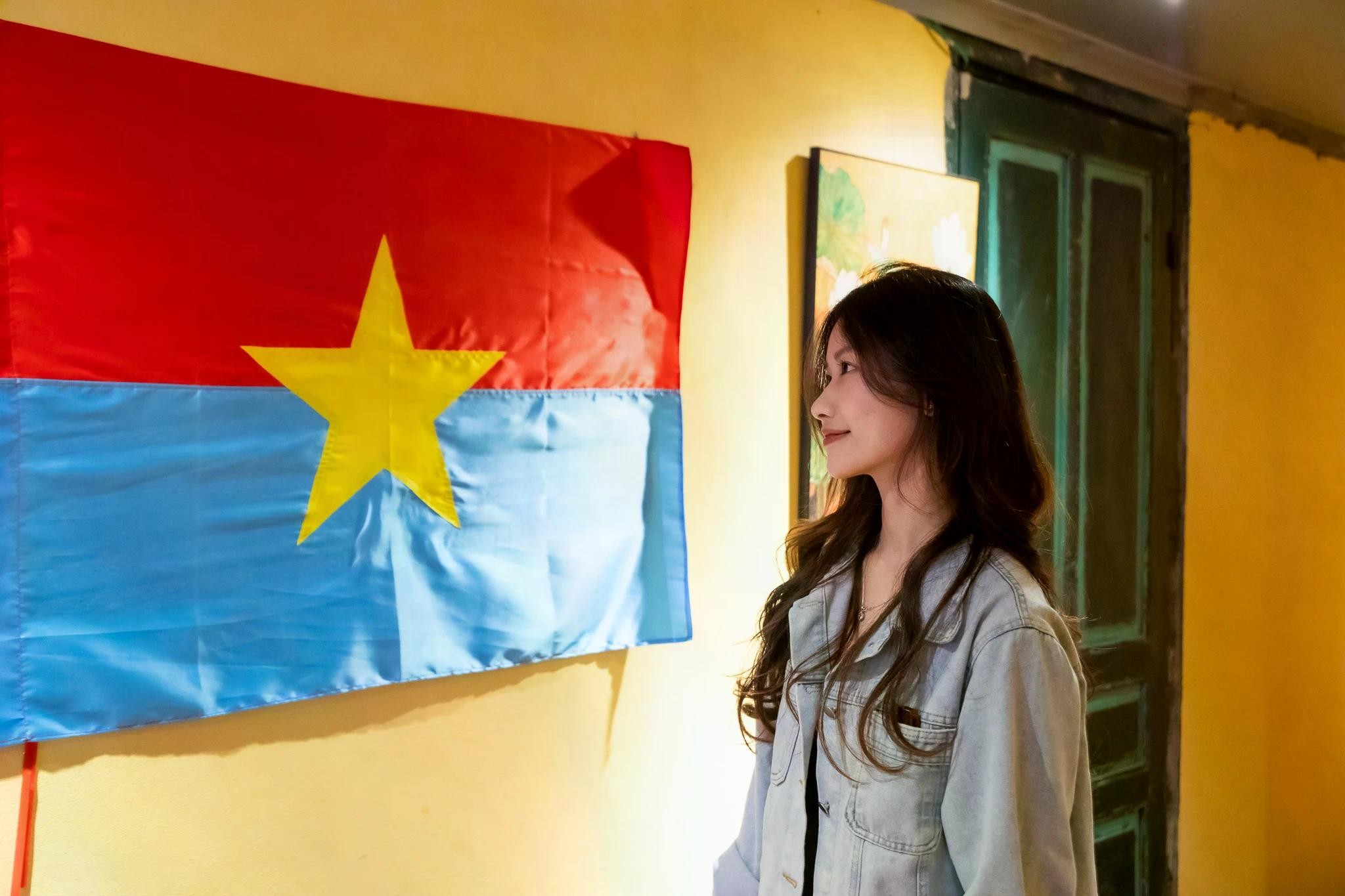 Linh Hương (23 tuổi, Ba Đình) nhận xét: “Những món đồ uống, chiếc bánh bình thường thôi, nhưng khi gắn vào dịp lễ, trang trí mang màu sắc dân tộc, bỗng trở nên có ý nghĩa hơn rất nhiều. Các quán như thế này khiến không khí ngày lễ rộn ràng, gần gũi và sống động hơn với giới trẻ. Một bức ảnh đẹp gắn với màu cờ Tổ quốc cũng là cách để thể hiện tình yêu nước thời hiện đại”.