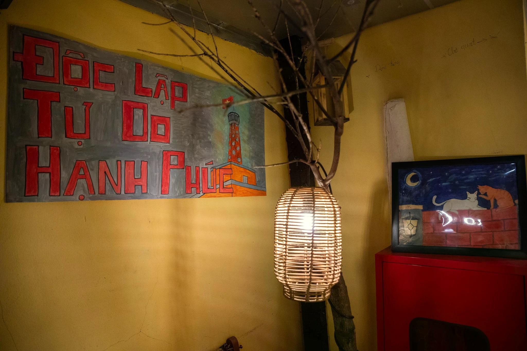 Ngoài phần trang trí, quán còn sáng tạo menu với các món đồ uống mang tên “Độc lập”, “Tự do”, “Hạnh phúc” được pha chế từ các nguyên liệu thân thuộc như dưa hấu, dứa, trà ô long, cà phê… nhưng được phối màu khéo léo để gợi nhắc tới màu quốc kỳ. Trang cho biết: “Chúng tôi muốn khách đến quán không chỉ để uống cà phê, mà còn được cảm nhận tinh thần ngày lễ qua những chi tiết nhỏ. Mỗi hình ảnh, mỗi ly đồ uống đều có dụng ý, nhằm khơi gợi cảm xúc và niềm tự hào”.