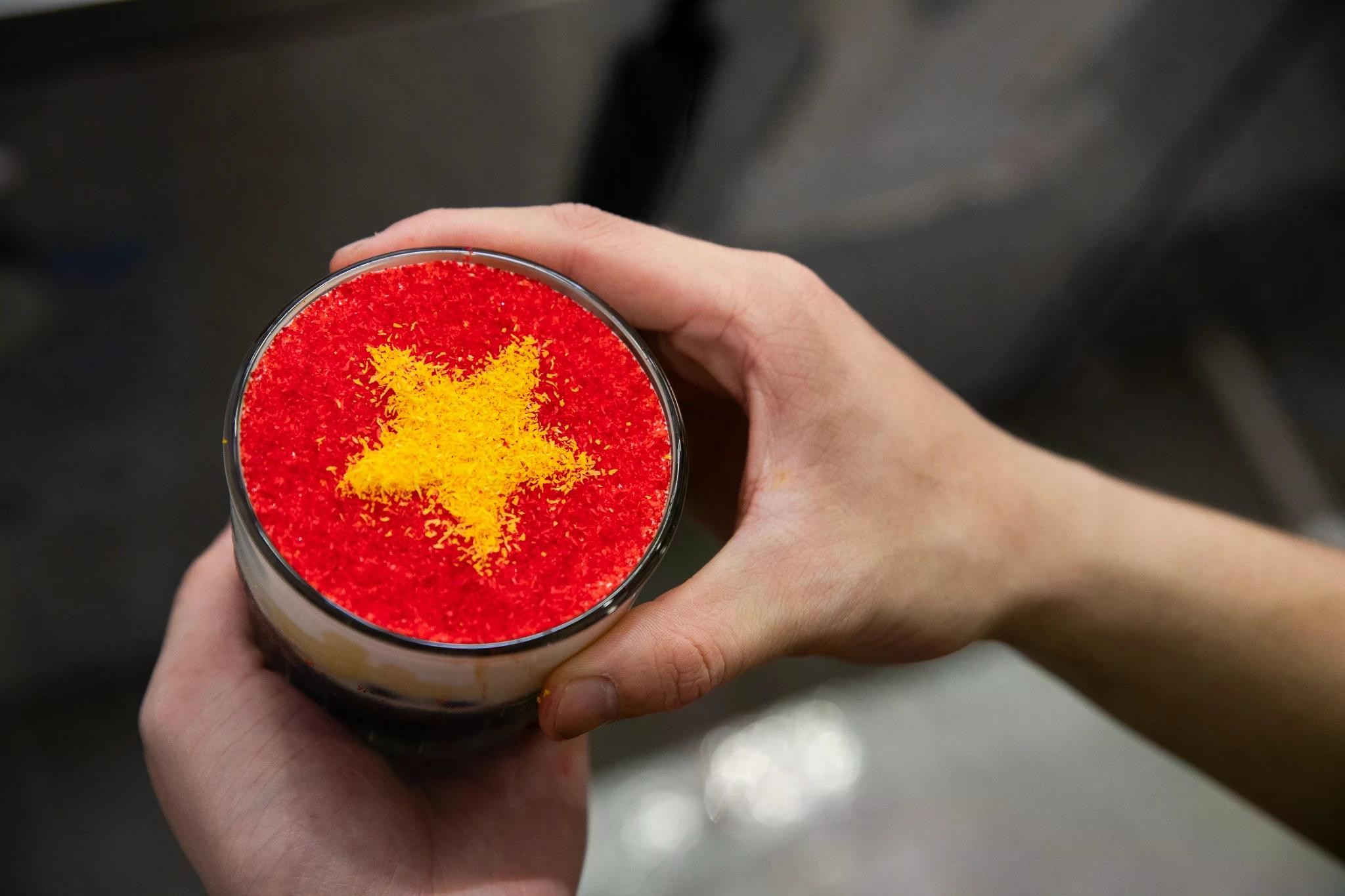 &quot;Quán muốn lan toả tinh thần yêu nước theo cách nhẹ nhàng, gần gũi với giới trẻ. Tiêu ngữ Việt Nam ‘Độc lập – Tự do – Hạnh phúc’ được chúng tôi thể hiện thông qua từng đồ uống, miếng bánh”. Ninh kể thêm để có món bánh tiramisu đỏ sao vàng như hiện tại, quán làm thử 10 lần mới chọn được công thức ưng ý.