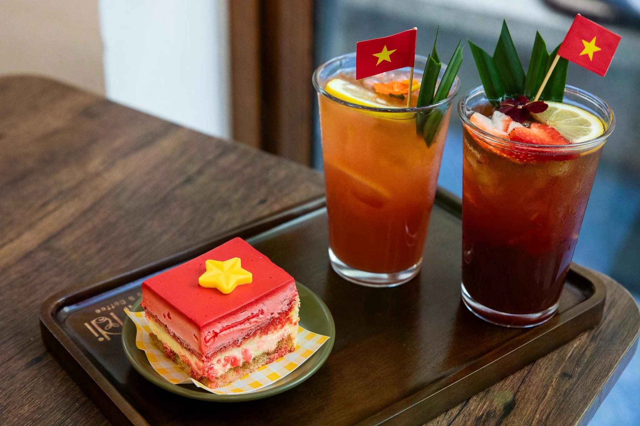 Tại quán cà phê này, là combo “trà độc lập - bánh tự do - vị hạnh phúc” là điểm nhấn trong menu tháng 4. Nhiều thực khách lựa chọn sản phẩm này để chụp ảnh, đăng tải lên mạng xã hội.