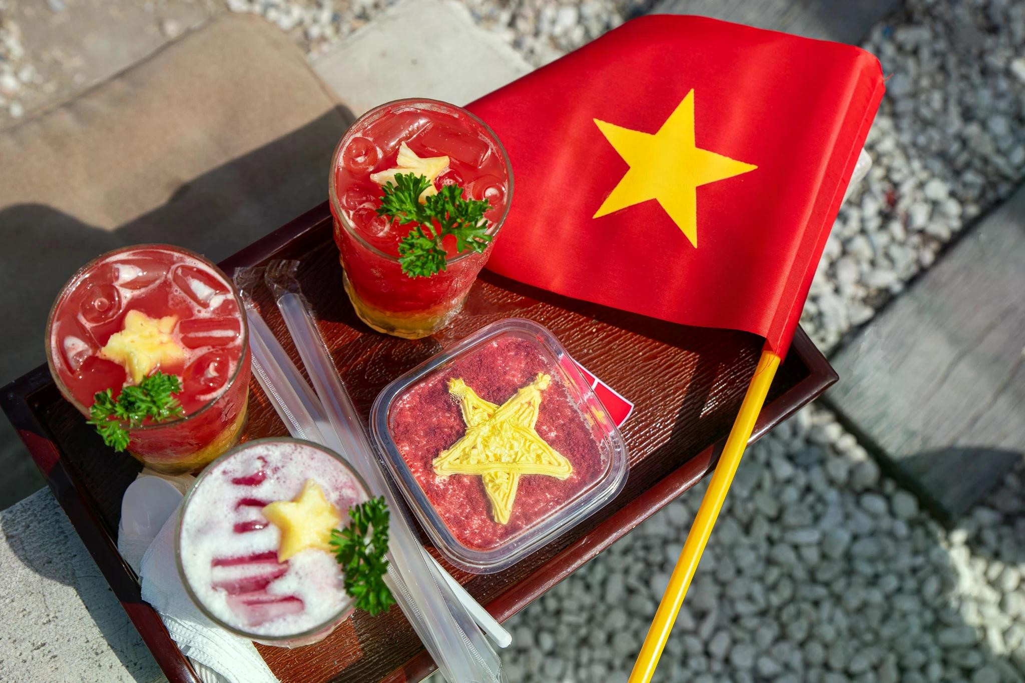 Không chỉ có góc chụp ảnh ấn tượng, Tree Bee cũng tung menu mới như nước ép dưa hấu, dứa, trang trí hình ảnh quốc kỳ. Theo đại diện quán Trần Việt Đức, từ đầu tháng 3, lượng khách tăng mạnh, quán thường xuyên rơi vào tình trạng quá tải cả 4 tầng. Khoảng 70% khách đến gọi các đồ uống trong combo chủ đề 30/4 vì vừa đẹp để chụp ảnh, vừa dễ uống.