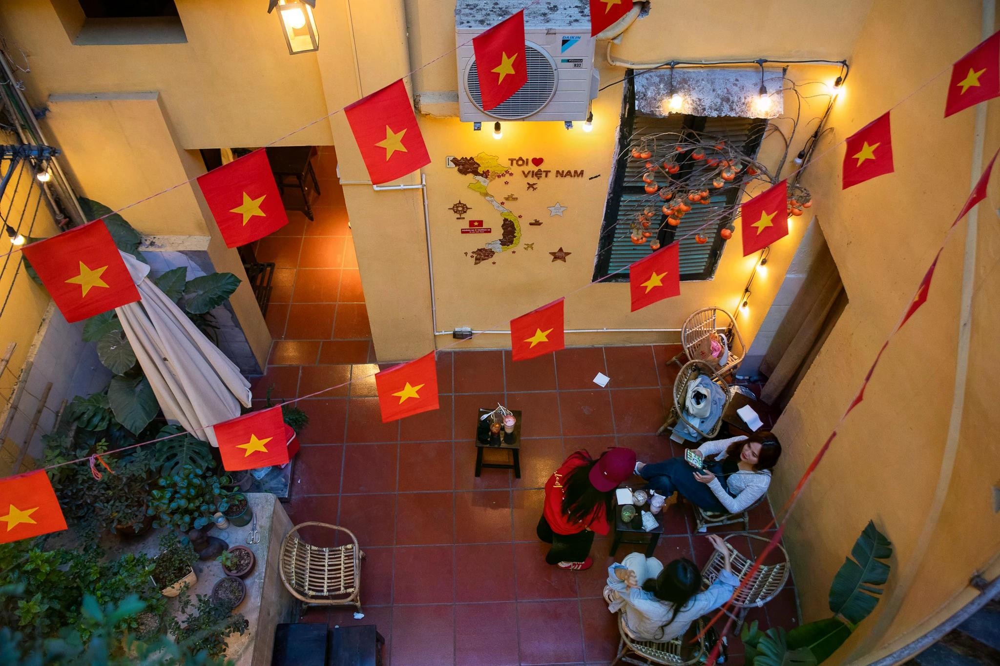 Tại khu phố cổ, quán cà phê Ro (phố Hàng Mã, quận Hoàn Kiếm) cũng đón hàng trăm lượt khách mỗi ngày trong không gian tràn ngập sắc đỏ sao vàng, cờ Mặt trận Dân tộc Giải phóng miền Nam và các tranh vẽ tay chủ đề Tết Độc lập. Chủ quán, Trịnh Ngà Trang, cho biết lượng khách những ngày này tăng gấp đôi so với bình thường, đặc biệt đông vào cuối tuần.