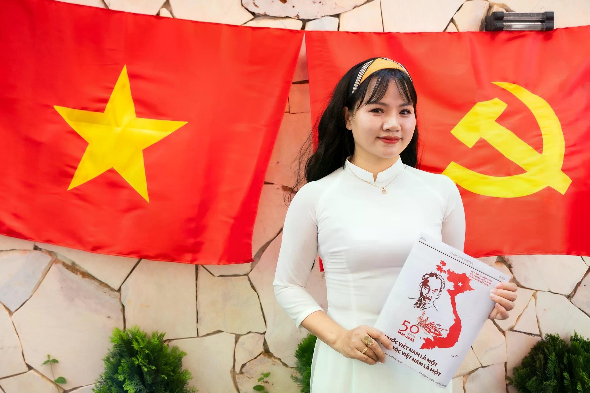 11h, dưới cái nắng gắt đầu hè, Nguyễn Thị Ngát (sinh năm 1991) vượt quãng đường hơn 10 km từ Mễ Trì đến một quán cà phê rợp sắc cờ đỏ sao vàng tại khu biệt thự Ngoại Giao Đoàn (Bắc Từ Liêm) để chụp ảnh. Đến quán vào ngày giữa tuần, lại giữa trưa nắng, cô bất ngờ khi thấy lượng khách đông đúc, ngồi chật kín. “Tôi dậy từ sáng sớm đi mua hoa, trang điểm và thuê áo dài để đến đây chụp ảnh. Không khí rực rỡ với cờ đỏ sao vàng khiến tôi xúc động, cảm nhận được tinh thần ngày lễ đang đến rất gần”, Ngát chia sẻ.