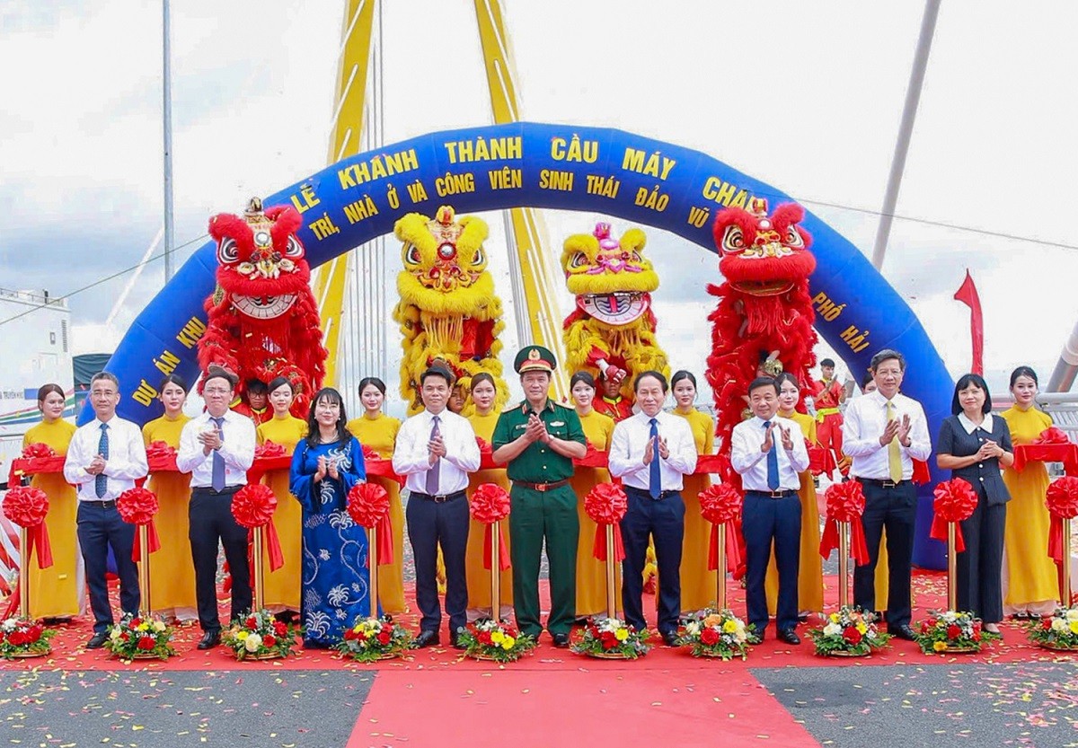 Cầu Máy Chai (cầu Hoàng Gia) thuộc Dự án Khu vui chơi giải trí, nhà ở và công viên sinh thái đảo Vũ Yên (Vinhomes Royal Island) – Hải Phòng cũng chính thức được khánh thành sáng 19/8/2025. anh7.jpg