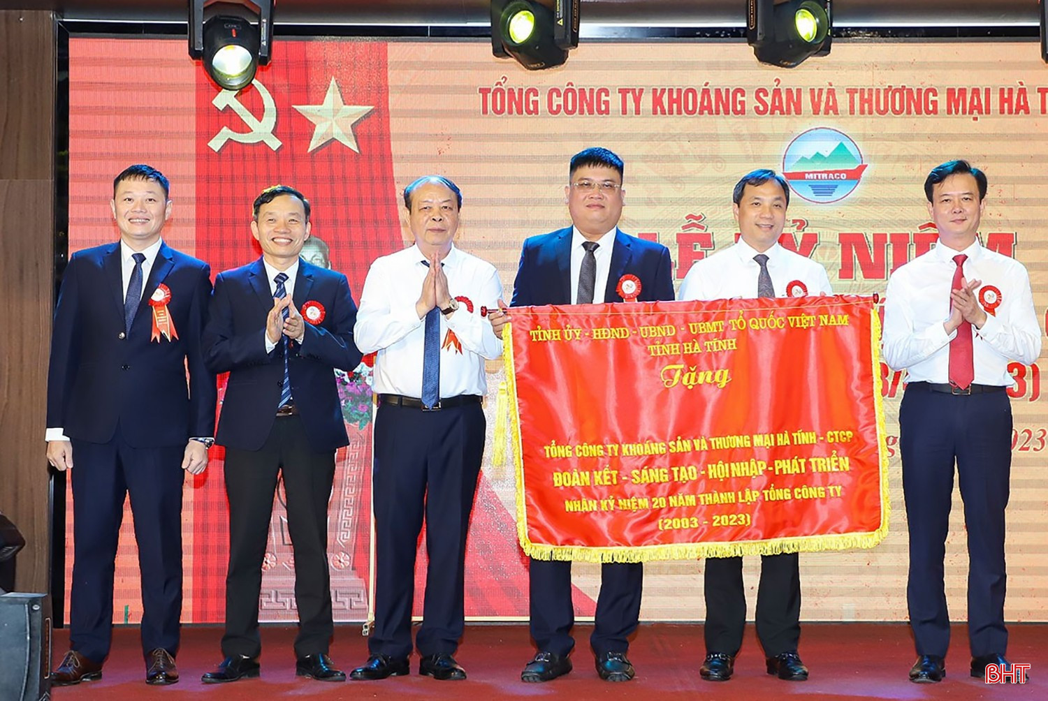 Tỉnh ủy – HĐND - UBND - Ủy ban MTTQ Việt Nam tỉnh trao tặng Mitraco Hà Tĩnh bức trướng với dòng chữ “Đoàn kết - Sáng tạo - Hội Nhập - Phát triển” nhân dịp kỷ niệm 20 năm thành lập (năm 2023). bqbht_br_a3-1094.jpg