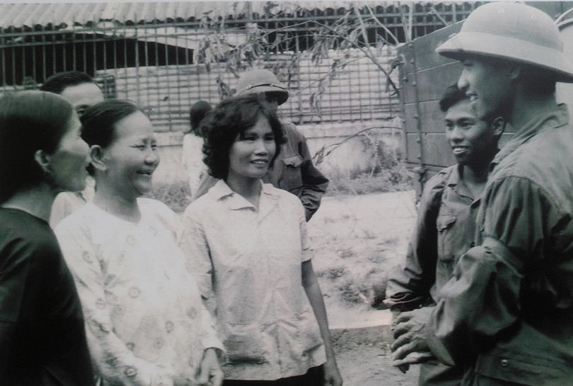 Các chiến sĩ giải phóng gặp gỡ Nhân dân Sài Gòn trong ngày giải phóng. Ảnh tư liệu. image-2.jpg