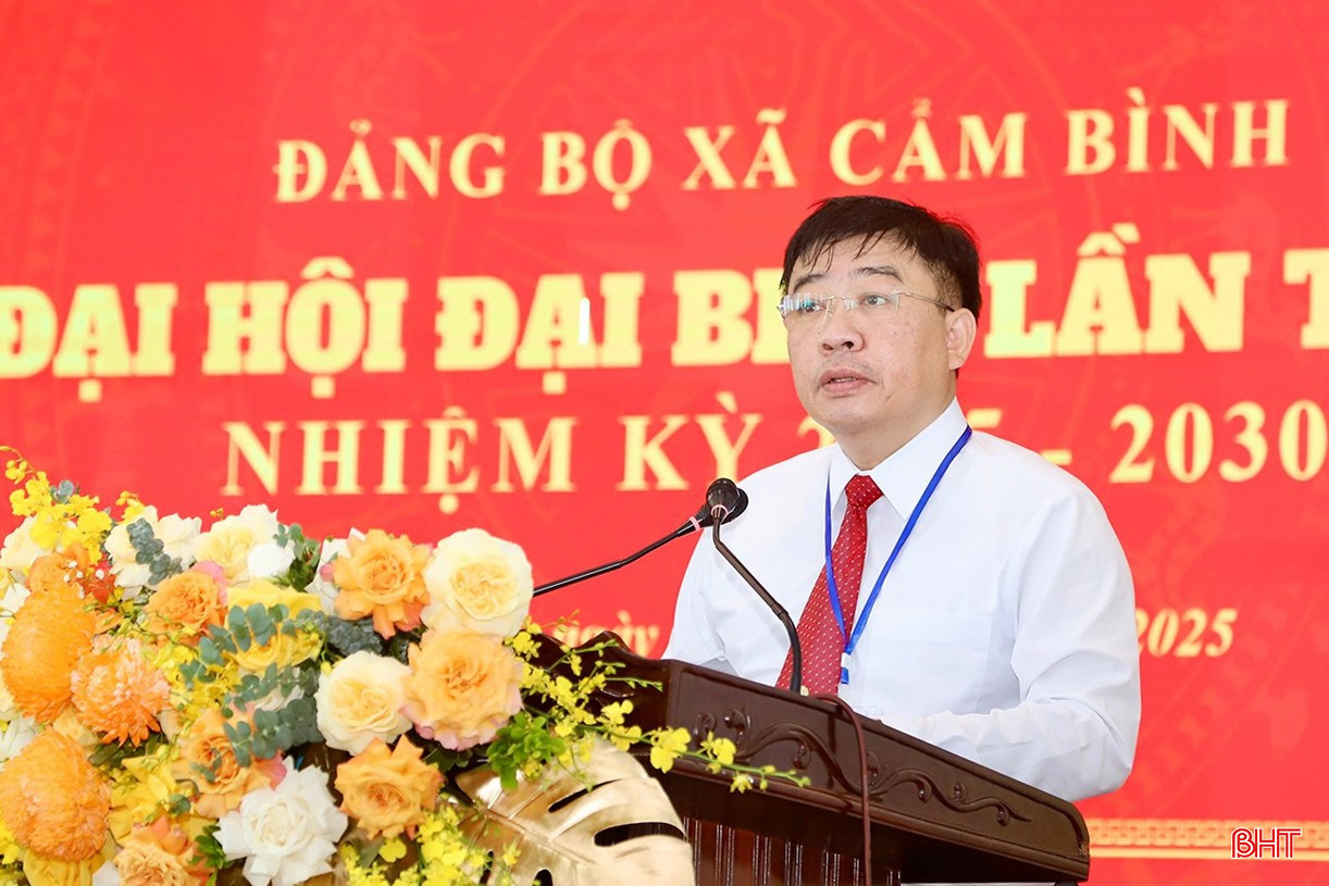 Đồng chí Trần Hậu Tuấn - Bí thư Đảng ủy, Chủ tịch HĐND xã Cẩm Bình trình bày dự thảo báo cáo chính trị. bqbht_br_image-1.jpg