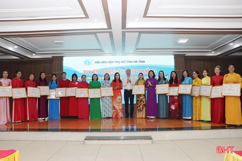 Lãnh đạo Ban Kinh tế - Xã hội, Trung ương Hội LHPN Việt Nam, Ban Tuyên giáo và Dân vận Tỉnh ủy, Hội LHPN tỉnh Hà Tĩnh... bqbht_br_bao-trao-bang-khen-anh-tan-linh-6465.jpg