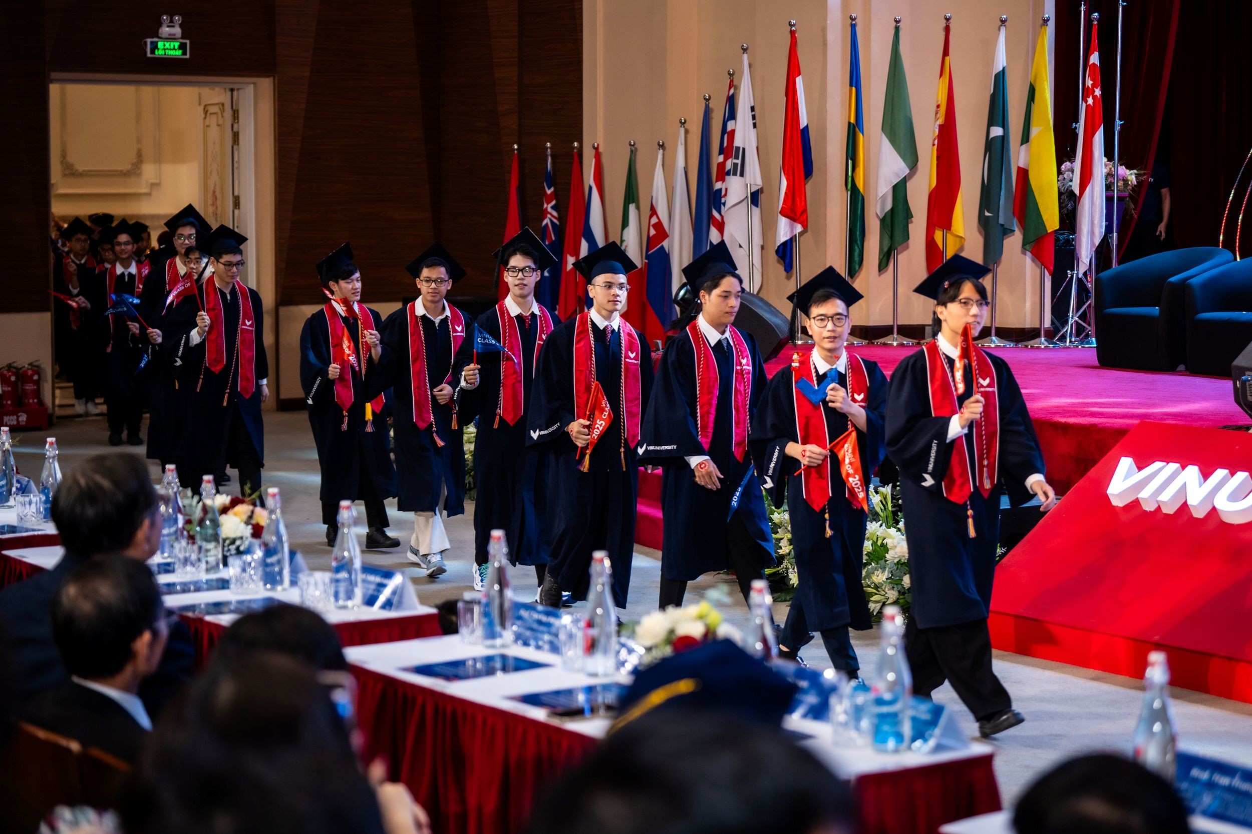 Các tân khoa diễu hành, mở đầu buổi lễ tốt nghiệp anh-3.jpg