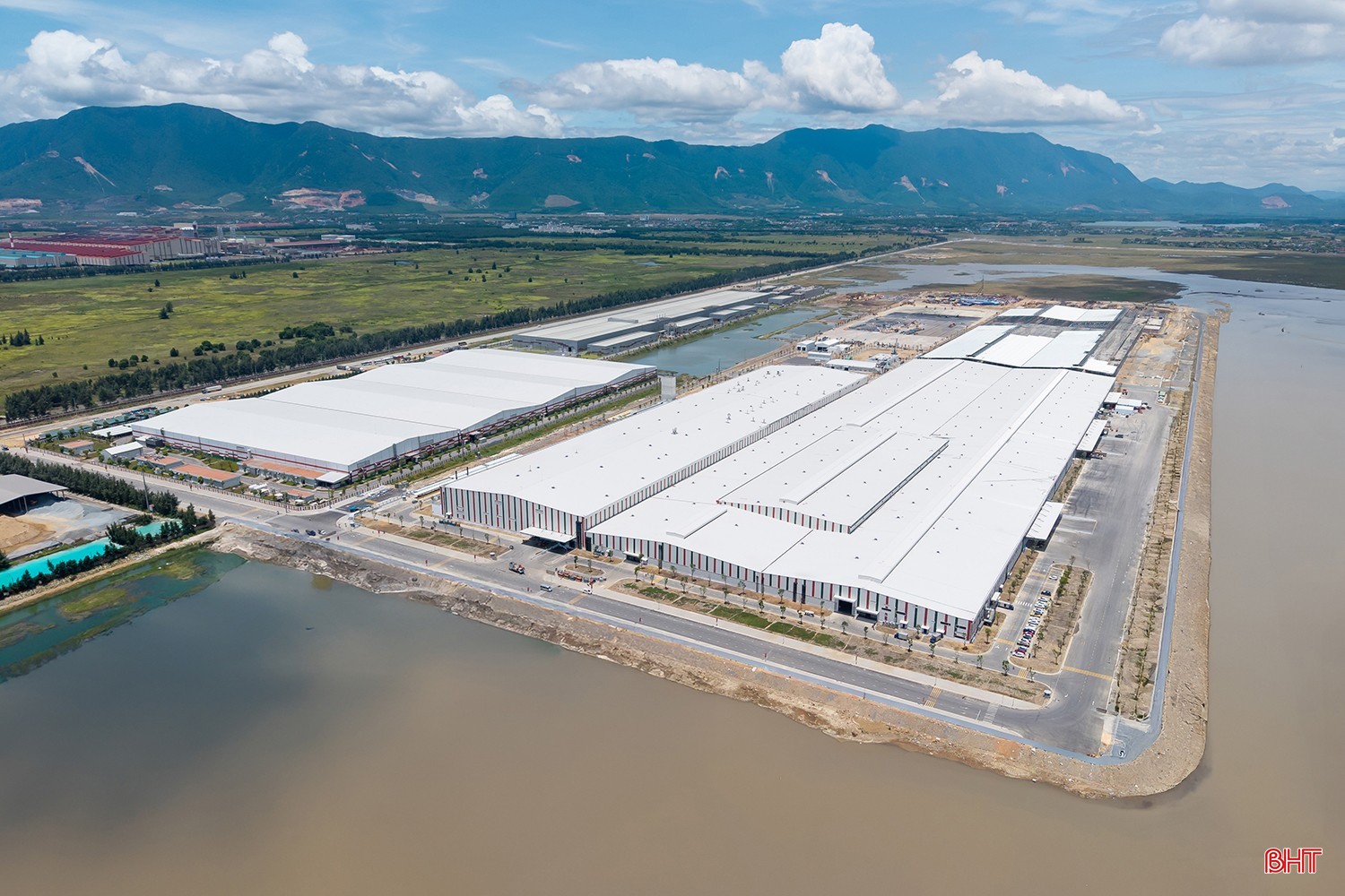 Nhà máy Sản xuất ô tô điện VinFast Hà Tĩnh có diện tích 360.000 m2, gồm các xưởng lớn như: hàn thân vỏ, sơn, lắp ráp; kho logistics cùng Trung tâm Kiểm định chất lượng. dji-20250628122212-0365-d.jpg