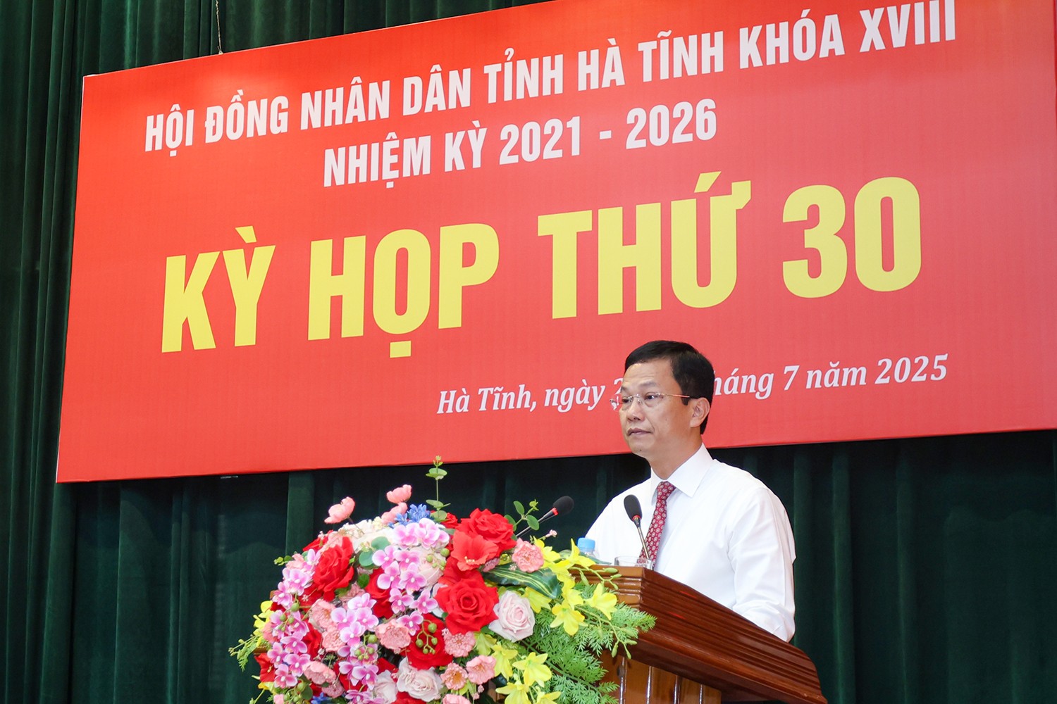 Giám đốc Sở Tài chính Nguyễn Trọng Hiếu trình bày các tờ trình tại kỳ họp aimg-1518.jpg