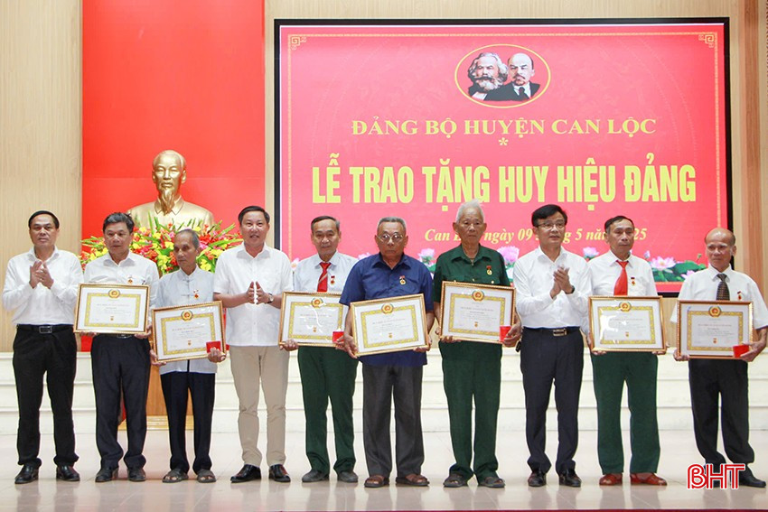 ...và trao huy hiệu 55 tuổi Đảng cho các đảng viên. Ảnh: Minh Đông bqbht_br_3.jpg