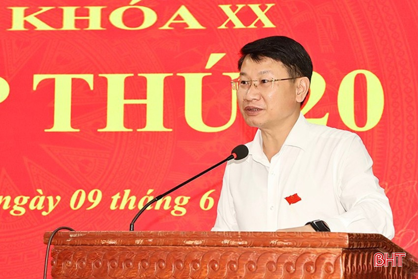 Ông Nguyễn Anh Đức - Phó Chủ tịch UBND huyện Đức Thọ thông qua các tờ trình về điều chỉnh dự toán thu - chi ngân sách năm 2025. bqbht_br_i1-3106.jpg
