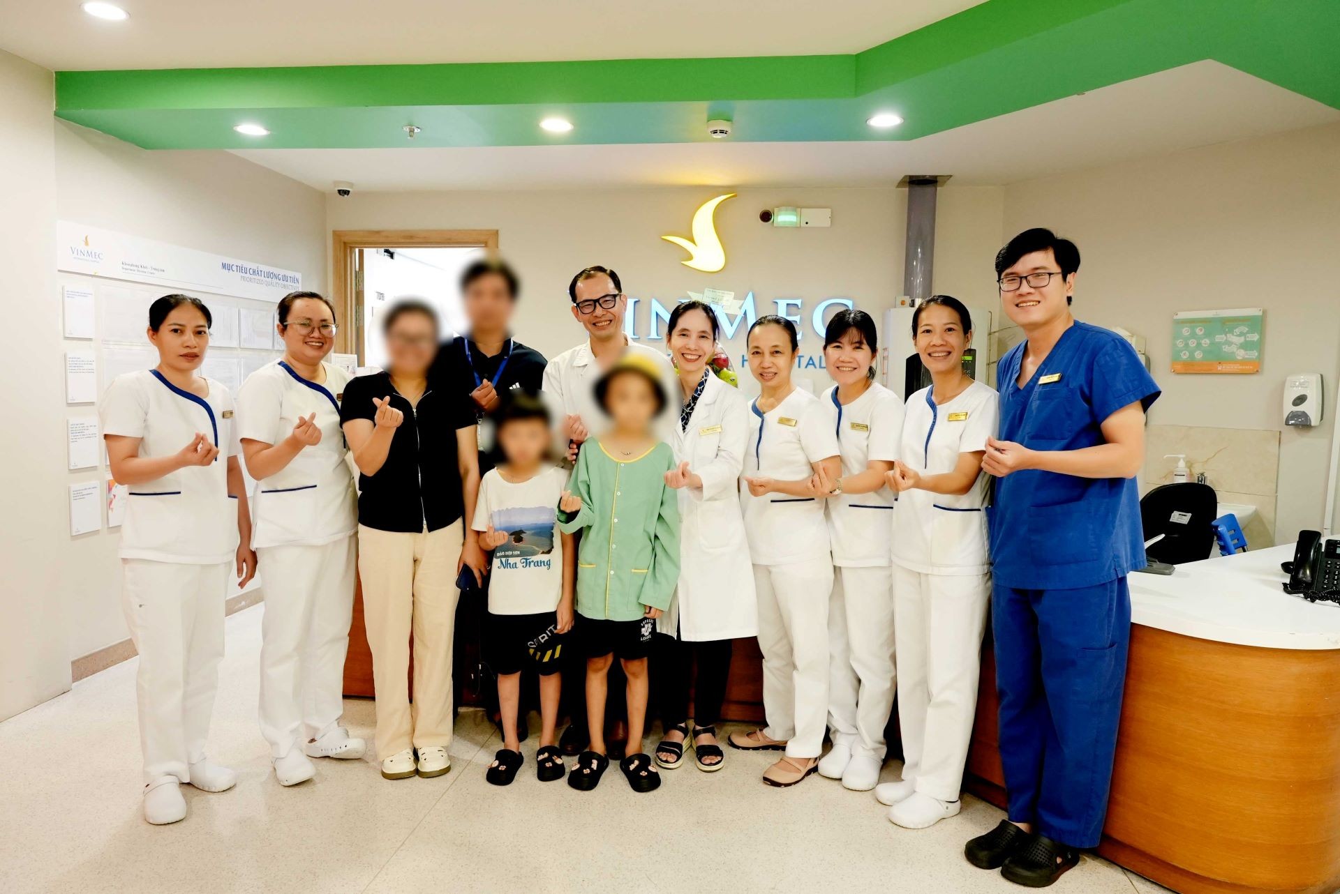 Bệnh nhi và các bác sĩ tại Bệnh viện Vinmec Central Park (TP.HCM). anh-4.jpg