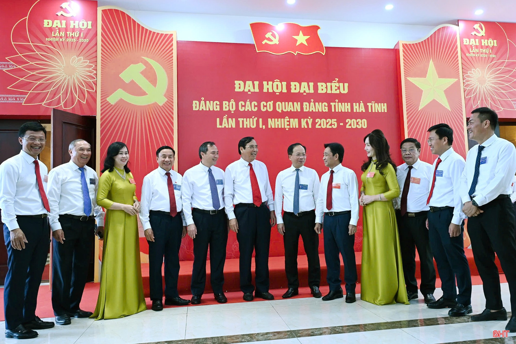 Đại biểu trò chuyện trước giờ khai mạc đại hội. bqbht_br_z6932534497143-e69e0dc967a059141b4abe4bc8554a34-copy.jpg