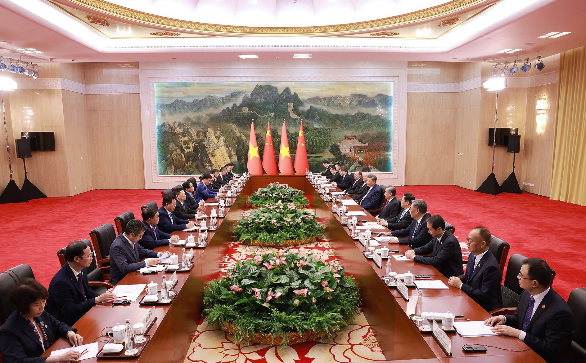 Hai nhà lãnh đạo nhất trí thúc đẩy mạnh mẽ quan hệ hai Đảng, hai nước theo định hướng 6 hơn, tăng cường trao đổi chiến lược, triển khai hợp tác toàn diện trên các lĩnh vực, kết nối hai nền kinh tế, nhất là đường sắt, tăng cường hợp tác khoa học – công nghệ, đổi mới sáng tạo - Ảnh: VGP/Nhật Bắc img5576-17566461503411297204937.jpg