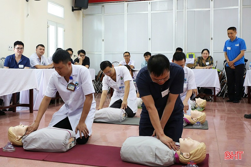 Thực hành cấp cứu ngừng tuần hoàn cho người lớn trên mô hình. bqbht_br_anh-2.jpg