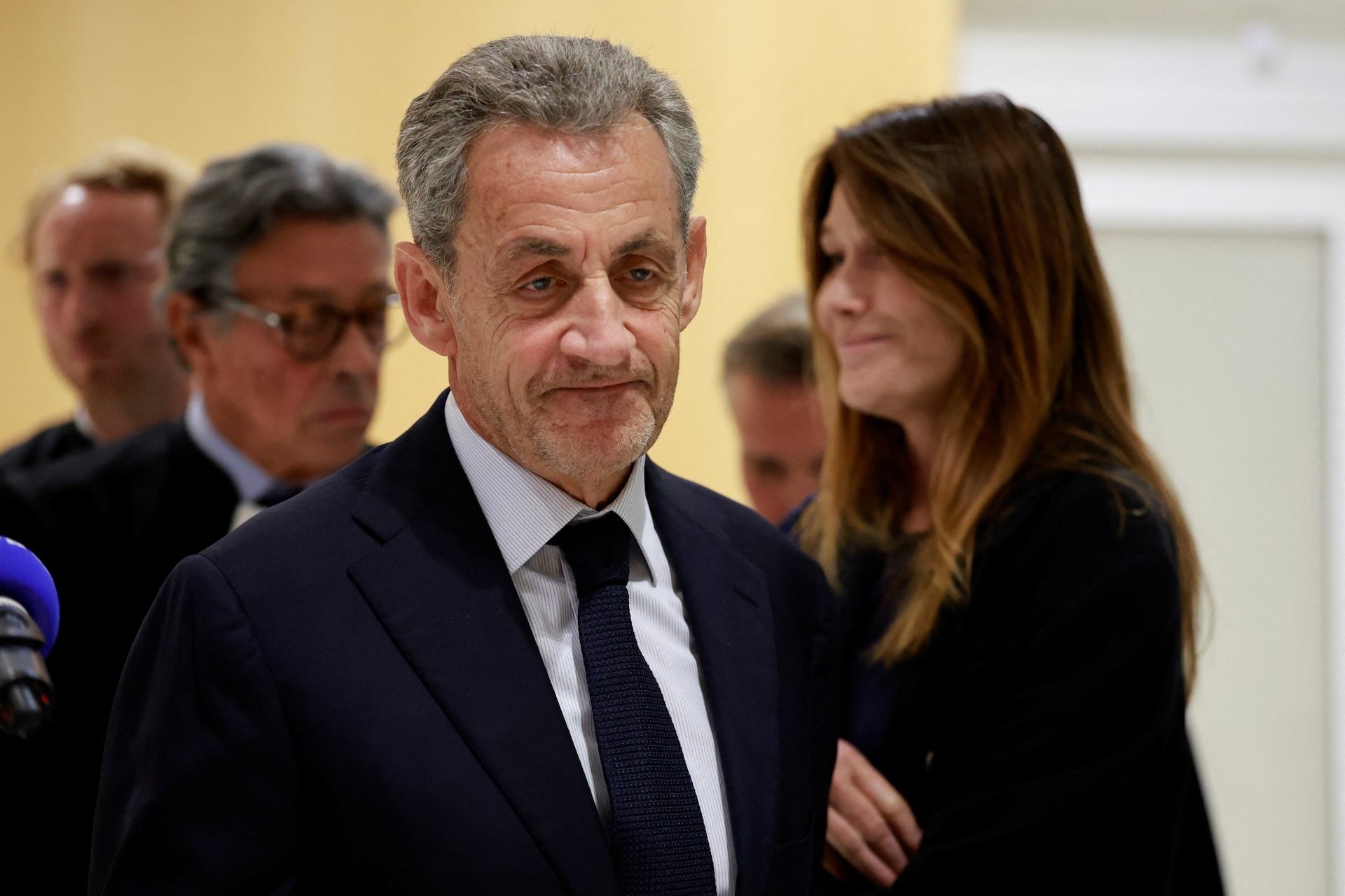 Cựu Tổng thống Pháp Nicolas Sarkozy rời khỏi tòa án ở Paris, Pháp, ngày 25/9. Ngay trước đó, tòa tuyên bố ông Sarkozy đã nhận nguồn tài trợ phi pháp trong chiến dịch tranh cử Tổng thống Pháp hồi năm 2007.