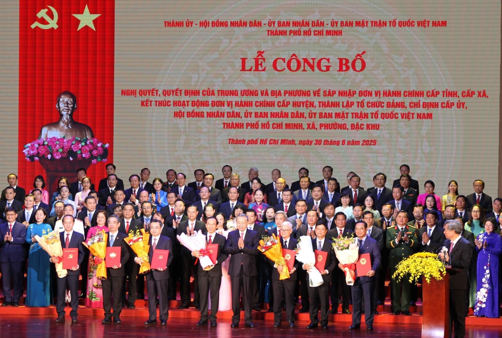 Tổng Bí thư Tô Lâm tặng hoa chúc mừng các đồng chí lãnh đạo TP Hồ Chí Minh - Ảnh: VGP 3.jpg