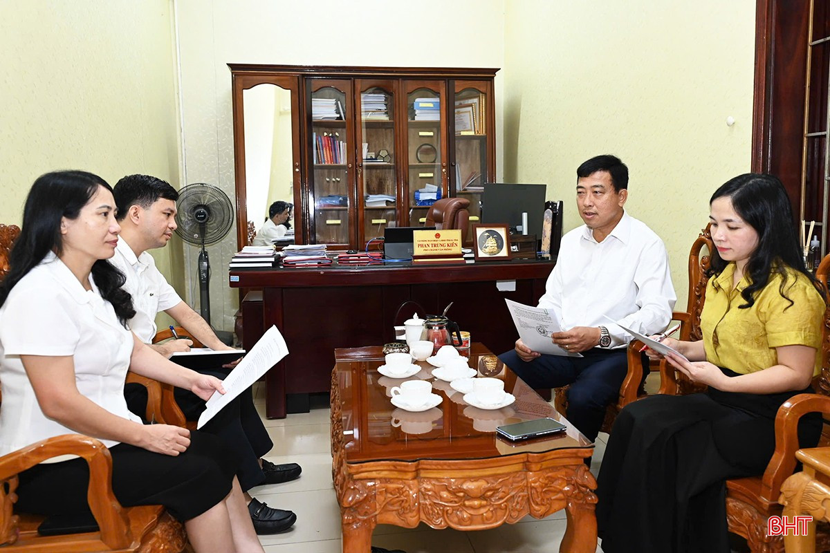 Phó Chủ tịch Thường trực HĐND tỉnh Trần Tú Anh bàn bạc, thảo luận với Ban Pháp chế và các phòng trực thuộc HĐND tỉnh về kỳ họp sắp tới bqbht_br_z6828399853850-6e9befa6444dd6d01427781232d10823.jpg
