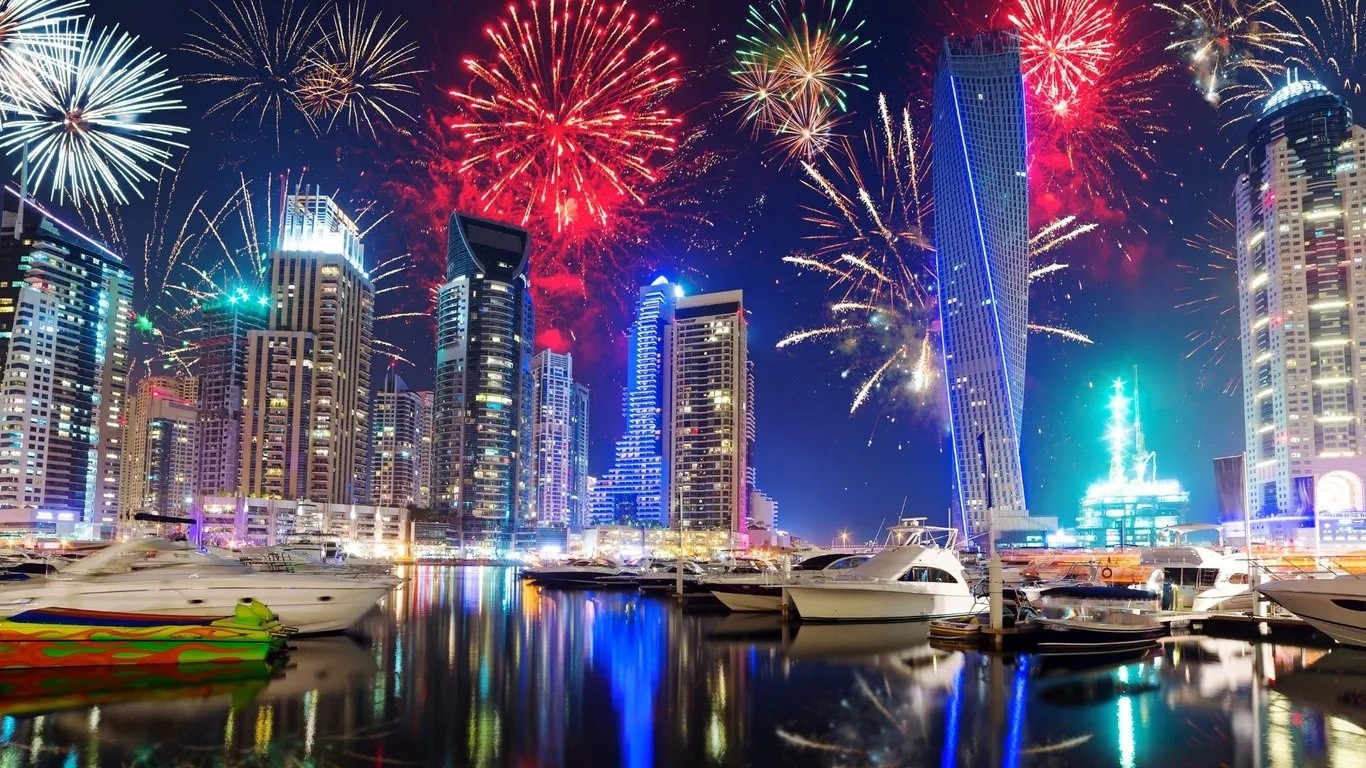 Dubai sẽ làm say lòng du khách với màn pháo hoa đêm giao thừa mang phong cách xa hoa đặc trưng. Nổi bật là màn trình diễn pháo hoa 360 độ bao quanh tòa nhà cao nhất thế giới - Burj Khalifa. Pháo hoa được kết hợp cùng trình diễn laser, âm nhạc và những phản chiếu huyền ảo trên mặt nước của đài phun nước Dubai Fountain. Pháo hoa đêm giao thừa tại Dubai. Ảnh: Thomas Nilsson.