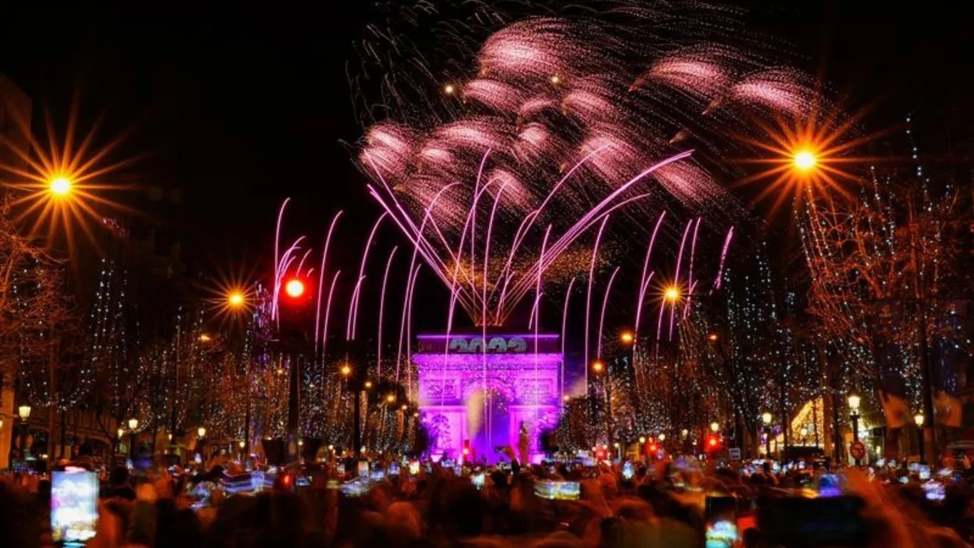 Paris, Pháp được nhiều người lựa chọn là địa điểm để nâng ly chúc mừng năm mới và chiêm ngưỡng màn pháo hoa đầu năm. Tâm điểm là đại lộ Champs-Élysées - một trong những đại lộ nổi tiếng nhất thế giới. Sự kết hợp giữa pháo hoa, màn trình chiếu ánh sáng và âm nhạc tạo nên bầu không khí lễ hội rộn ràng. Từ các màn trình diễn âm nhạc - ánh sáng trên Khải Hoàn Môn đến khoảnh khắc đếm ngược đầy phấn khích bắt đầu lúc 23h59, tất cả sẽ tạo nên một đêm giao thừa trọn vẹn. Khi đồng hồ điểm nửa đêm, Paris chào đón năm mới bằng 8 phút pháo hoa hoành tráng. Pháo hoa đêm giao thừa trên đại lộ Champs-Élysées, Paris. Ảnh: Alexandre.ROSA/Shutterstock.