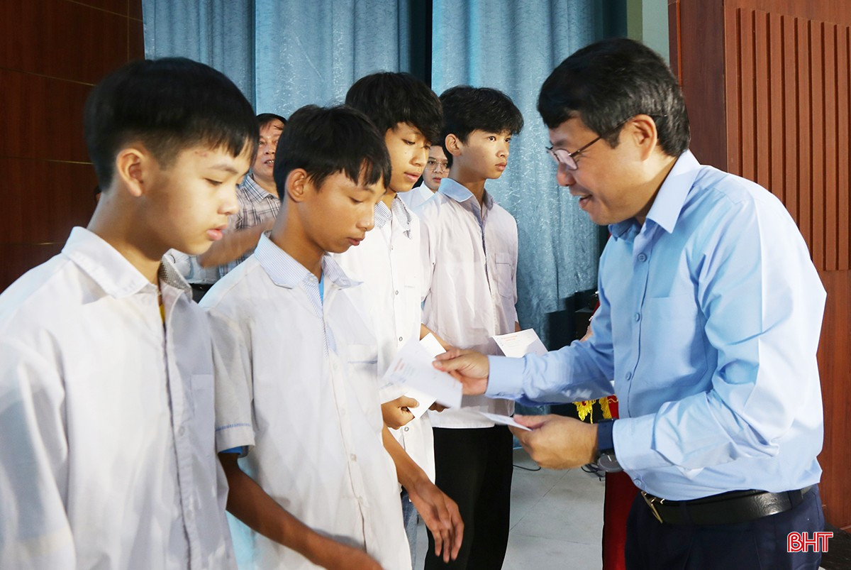 Phó Chủ tịch UBND tỉnh Dương Tất Thắng trao quà cho các em học sinh khó khăn tại lễ phát động. bqbht_br_4-1.jpg