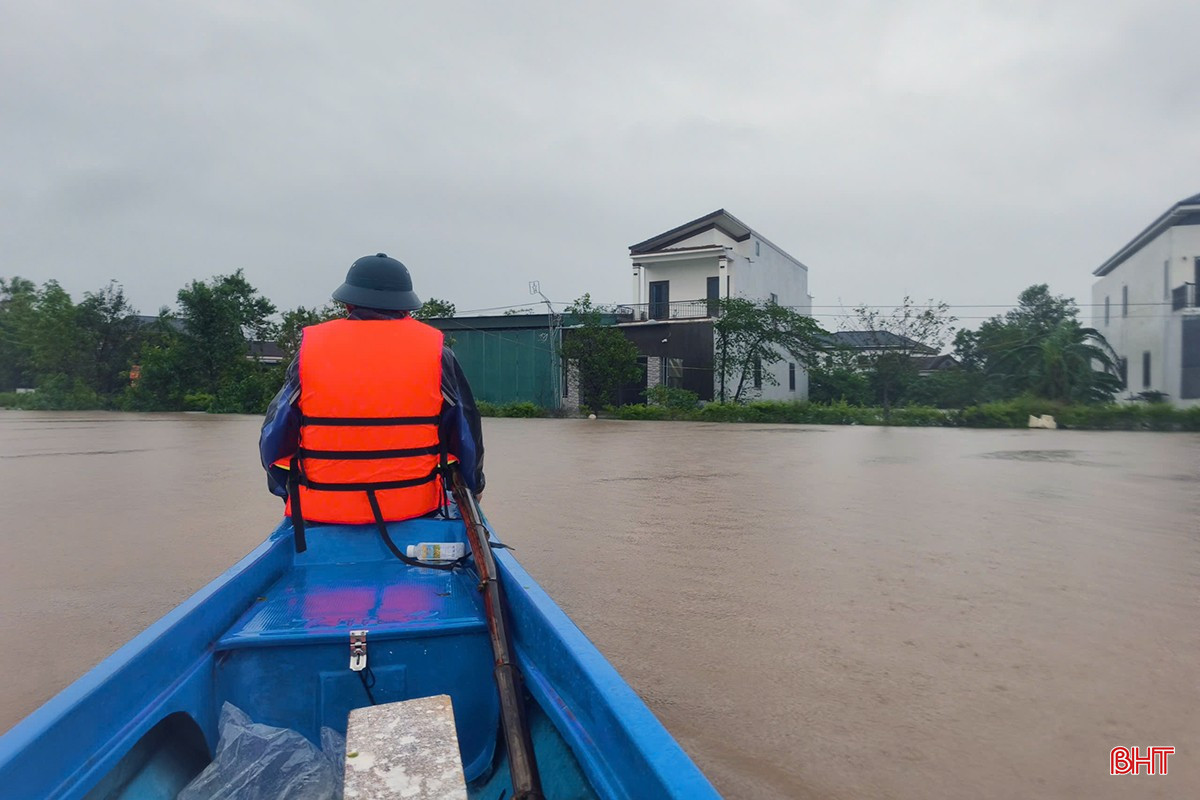 Mưa lớn và hồ Kẻ Gỗ xả tràn khiến nhiều khu dân cư ở xã Cẩm Bình ngập lụt nặng. bqbht_br_2-7794.jpg