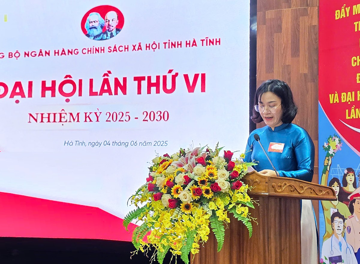 Đồng chí Bùi Thị Ngọc Hà - Bí thư Đảng bộ, Giám đốc NHCSXH khai mạc đại hội. z6670906229970-2579d57f608b8d501009f83397eef5dd.jpg