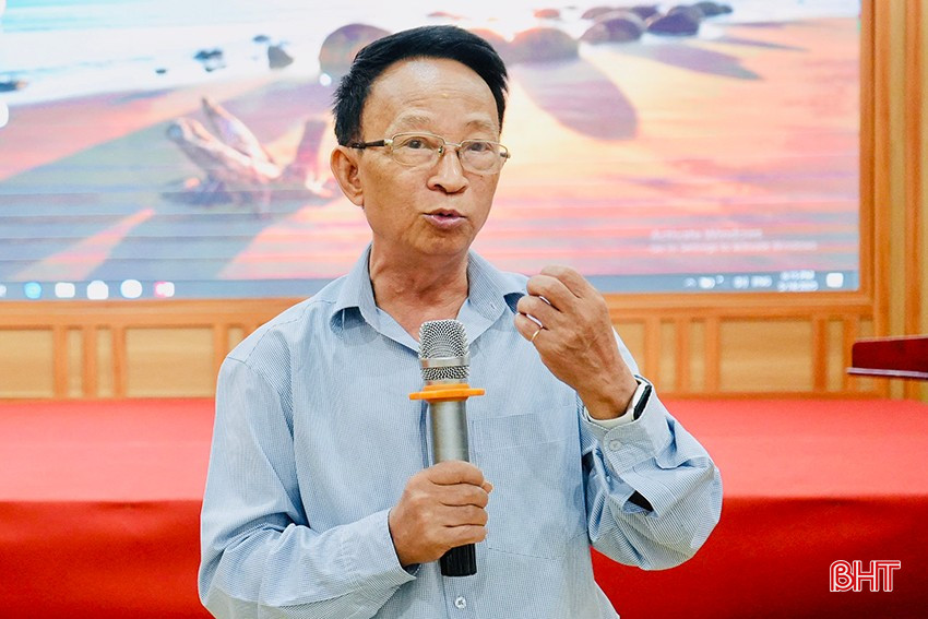 Ông Hoàng Khang - Giảng viên CEFE cao cấp Trường Trung cấp Kinh tế - Kỹ thuật và Đào tạo cán bộ HTC Miền Trung - Tây Nguyên nói chuyện tại buổi tập huấn. bqbht_br_dsc09827.jpg