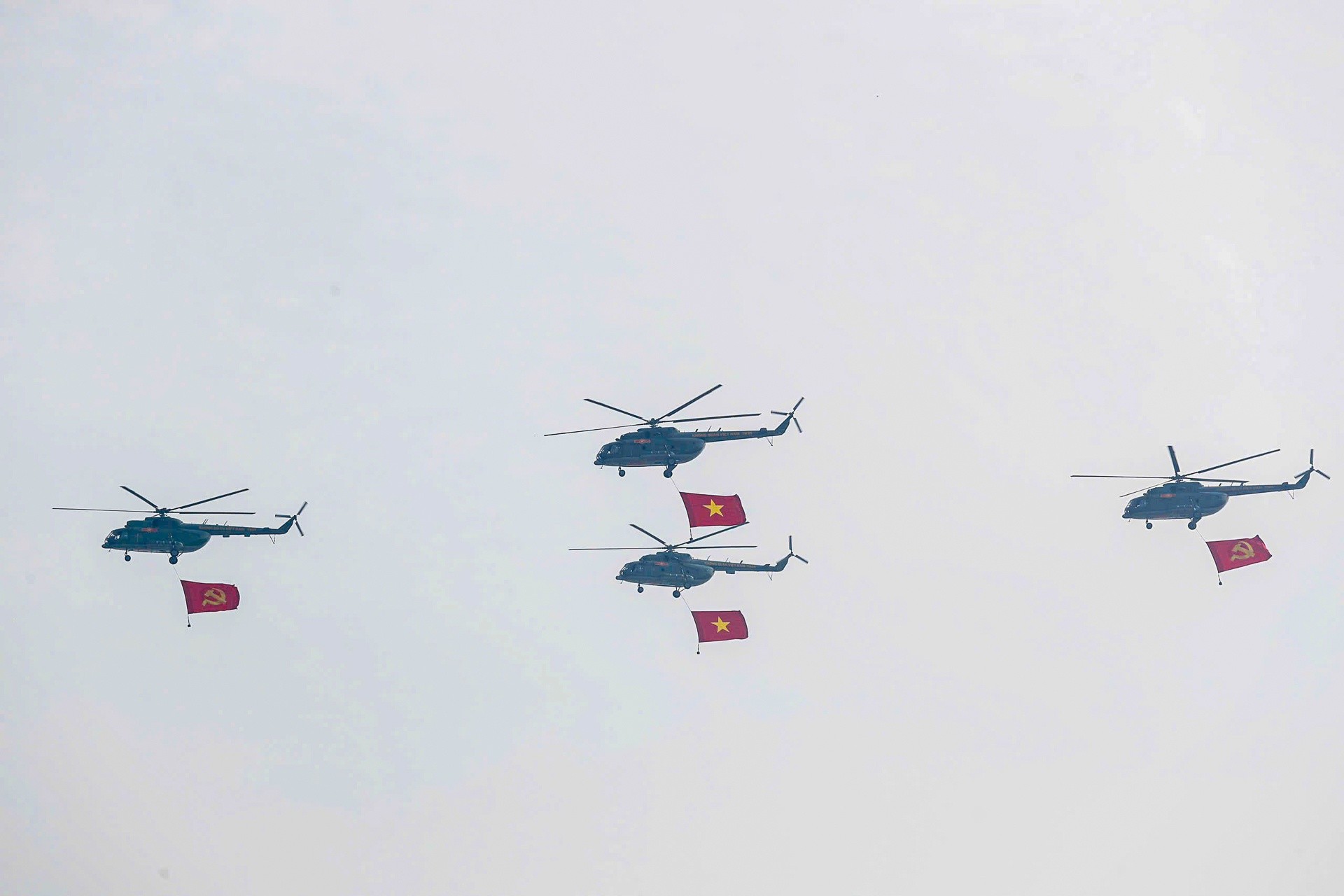 Biên đội 4 chiếc trực thăng Mi-171 kéo cờ diễn tập.