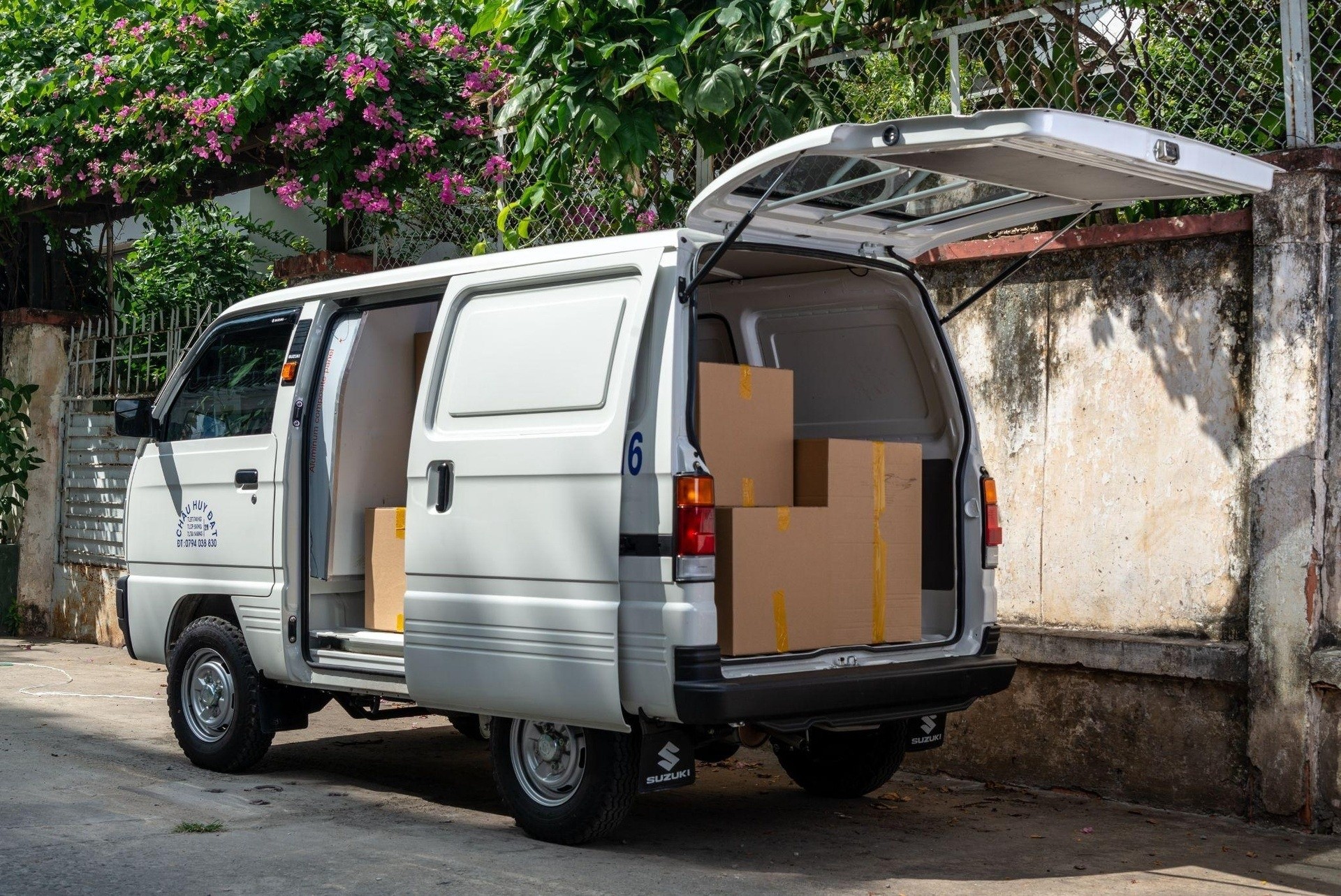 Suzuki Blind Van không bị ảnh hưởng bởi các quy định hạn chế lưu thông theo giờ trong nội đô. Ảnh: Suzuki. Suzuki Blind Van không bị ảnh hưởng bởi các quy định hạn chế lưu thông theo giờ trong nội đô. Ảnh: Suzuki.
