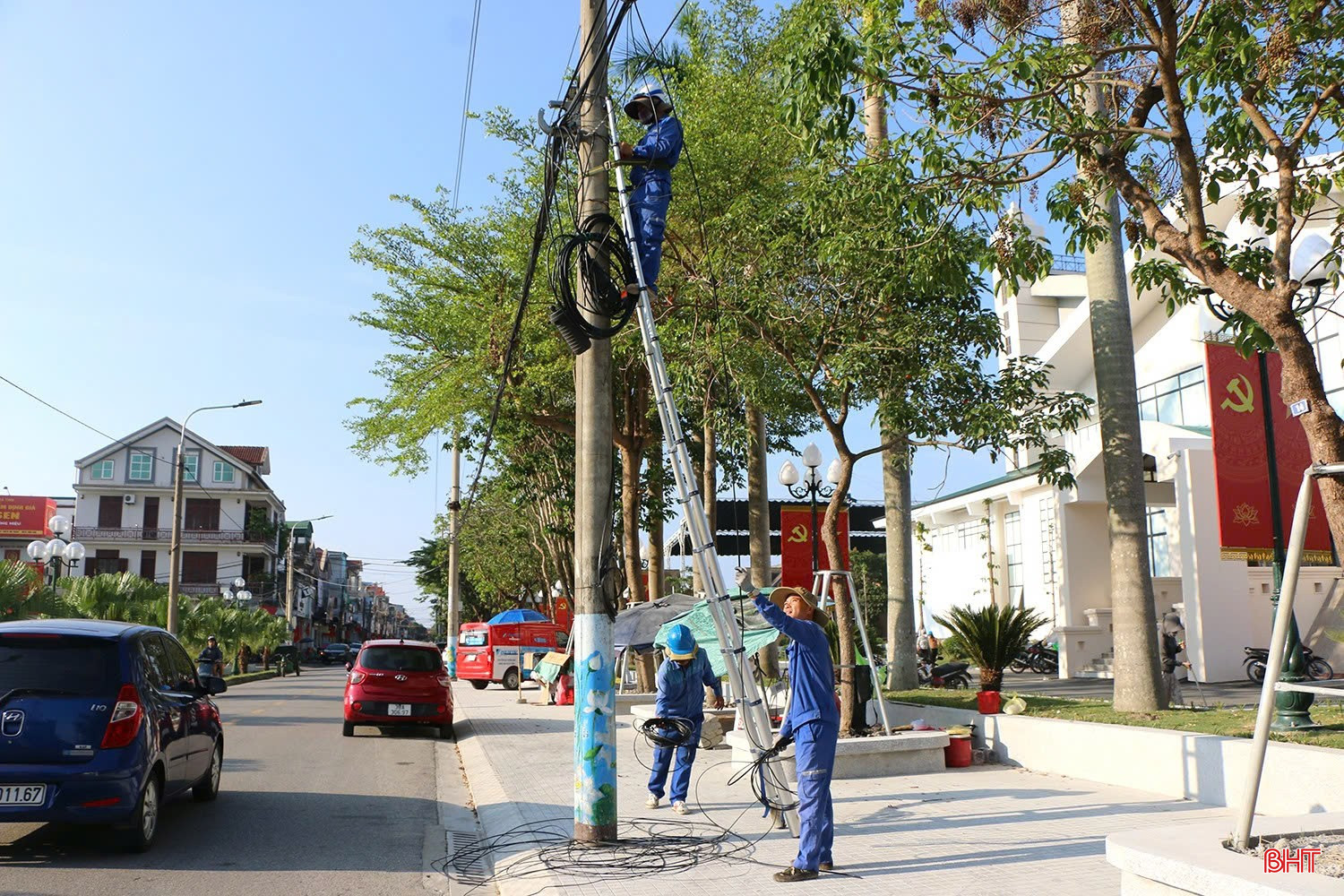 Dự kiến, công tác bó gọn, chỉnh trang cáp viễn thông sẽ hoàn thành trong ngày 25/9. bqbht_br_1.jpg