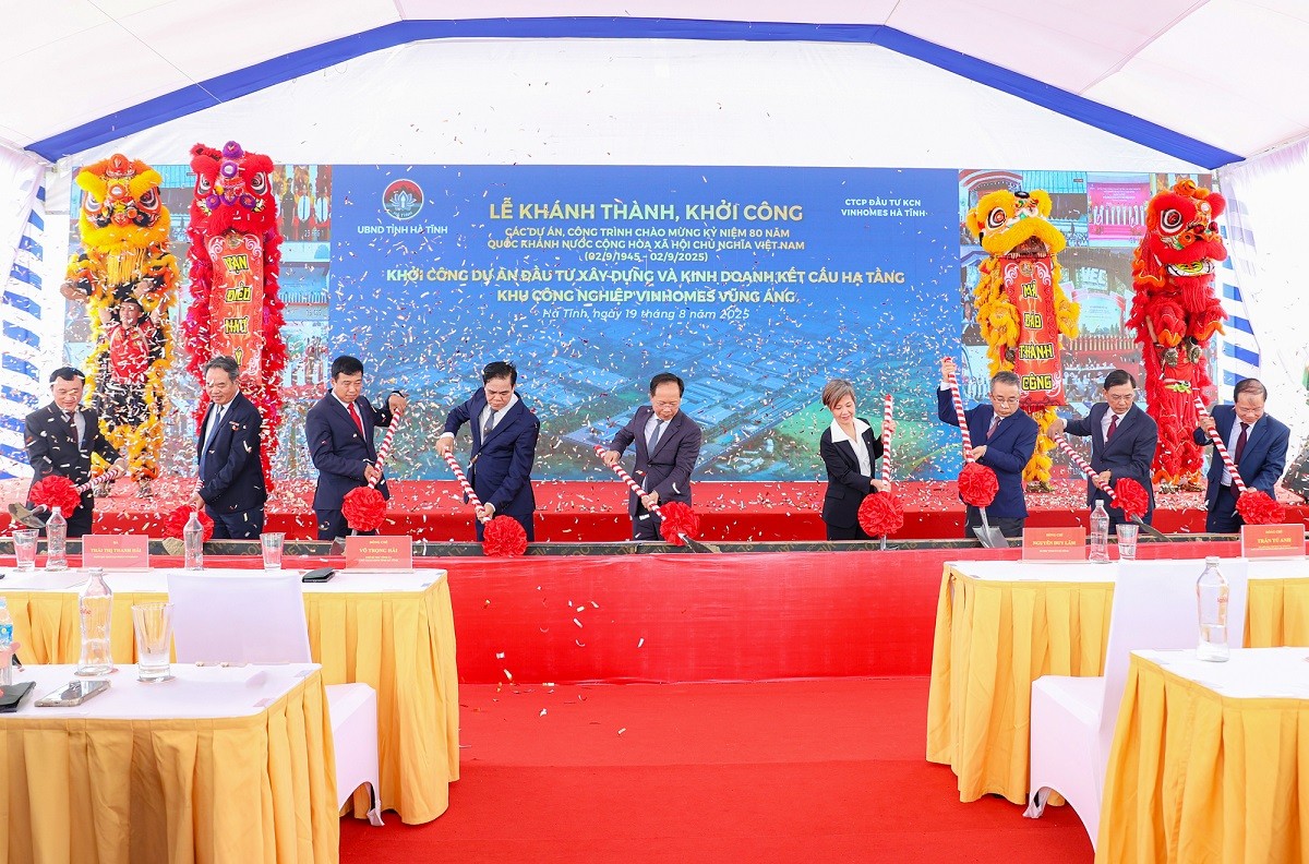 Cùng thời điểm, Khu công nghiệp Vinhomes Vũng Áng, quy mô gần 965 ha cũng được khởi công. anh9.jpg
