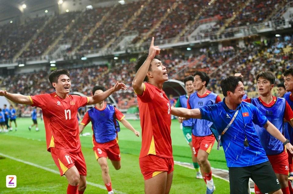 Các cầu thủ Việt Nam ăn mừng chiến thắng.