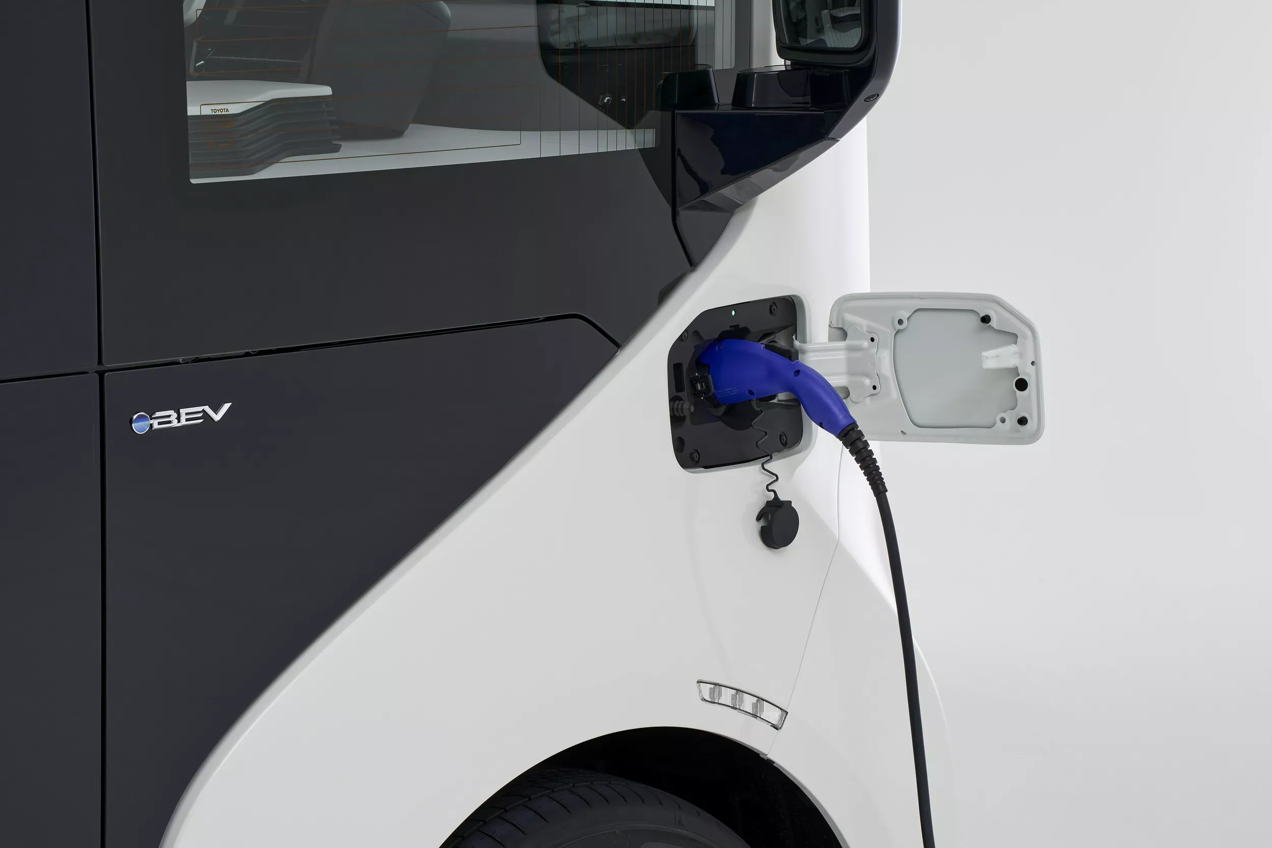 Với bộ pin điện dung lượng 72,82 kWh, chiếc xe có thể di chuyển tối đa 250 km. Đi kèm là khả năng sạc nhanh đến 80% trong 40 phút hoặc 12 tiếng nếu sử dụng nguồn dân dụng.