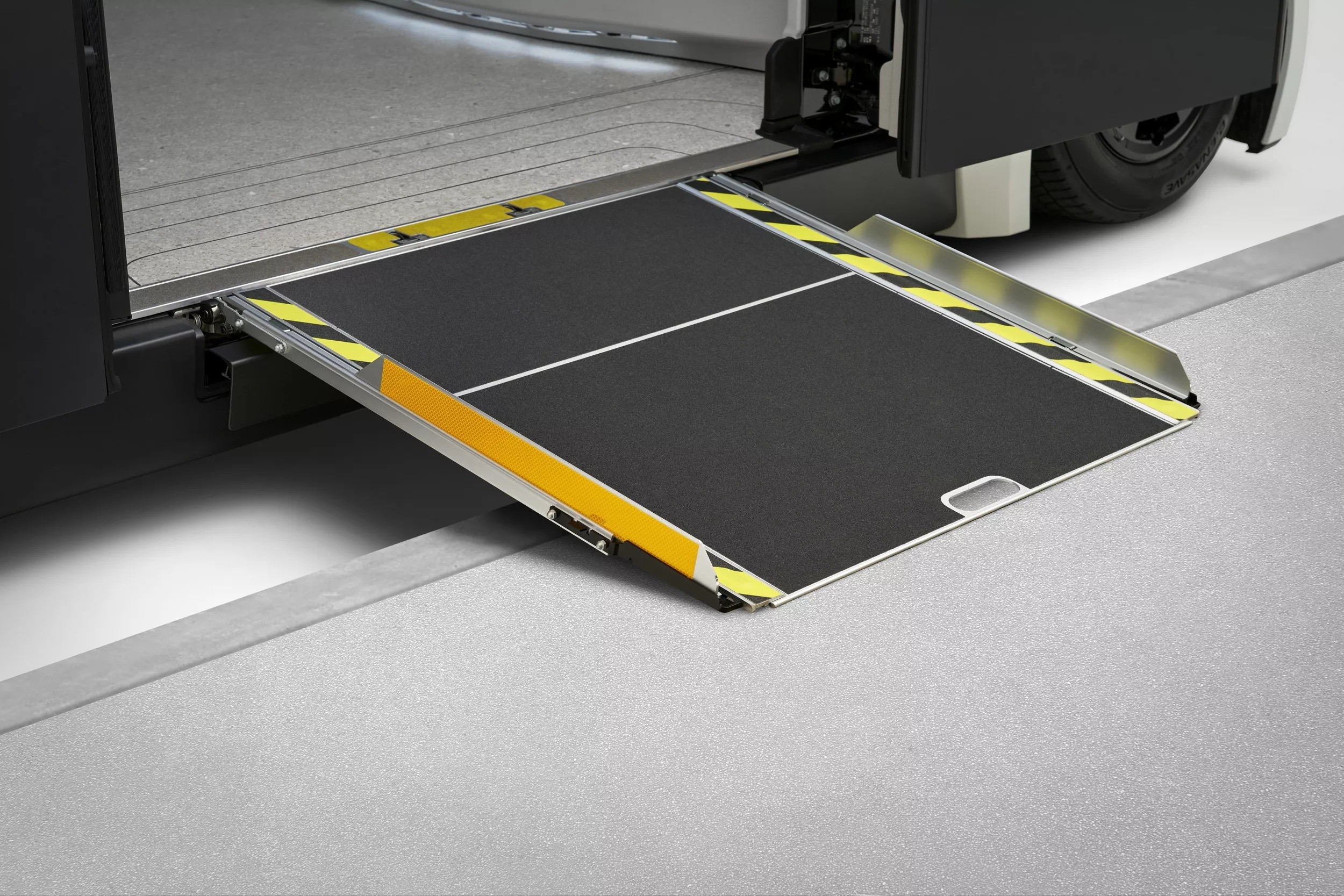 Toyota e-Palette có kích thước 4.950 x 2.080 x 2.650 mm cùng khối lượng 2.950 kg. Xe còn được trang bị thêm cầu dốc lên xuống chuyên dụng dành cho xe lăn hoặc xe nôi.