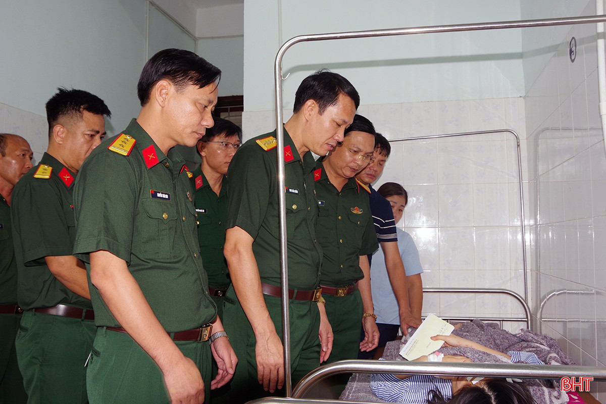 Đoàn công tác Quân khu 4 và Bộ CHQS tỉnh Hà Tĩnh đã đến Bệnh viện Đa khoa Kỳ Anh thăm hỏi, động viên và trao hỗ trợ cho các nạn nhân trong vụ tai nạn giao thông đặc biệt nghiêm trọng xảy ra trên địa bàn thị xã Kỳ Anh. Ảnh: Văn Đức/BCH Quân sự tỉnh. bqbht_br_2-8916.jpg