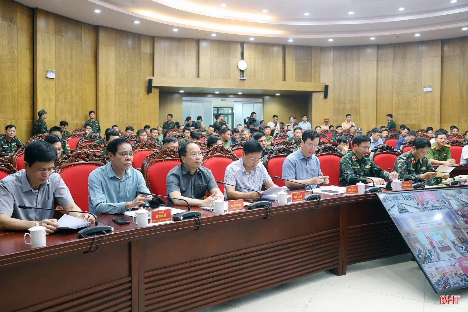 Bí thư Tỉnh uỷ Nguyễn Duy Lâm và Chủ tịch UBND tỉnh Võ Trọng Hải tham dự tại điểm cầu Quân khu 4. Ảnh: Thùy Dương bqbht_br_z6941323073301-c2f8f242c3e758d1f911ca55f2e7e9b1.jpg