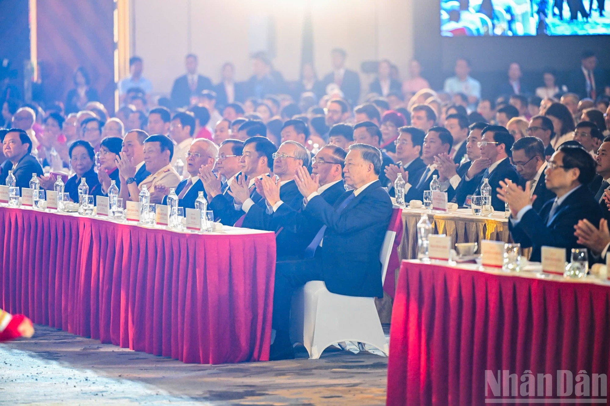 Tổng Bí thư Tô Lâm cùng các đại biểu tham dự lễ khai mạc triển lãm. Ảnh: Nhandan.vn ndo-br-z6952452792351-0d6f211e5070d4a0a67c649fc2929cbd.jpg