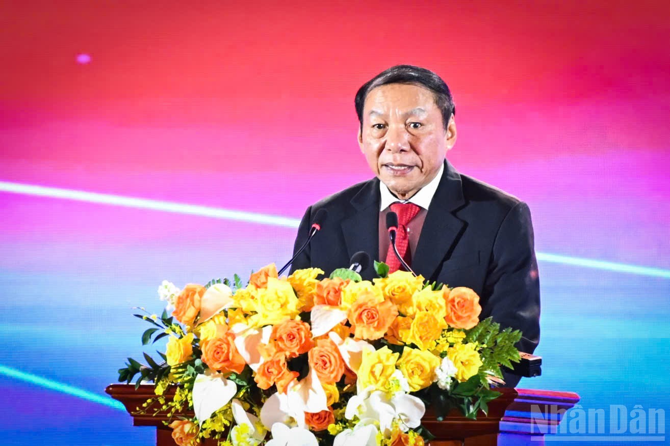 Bộ trưởng Văn hóa, Thể thao và Du lịch Nguyễn Văn Hùng báo cáo công tác chuẩn bị triển khai thực hiện Triển lãm. (Ảnh: THÀNH ĐẠT/Nhandan.vn) ndo-br-z6952594000730-74856b22294a9c567f732b34e2da092d.jpg