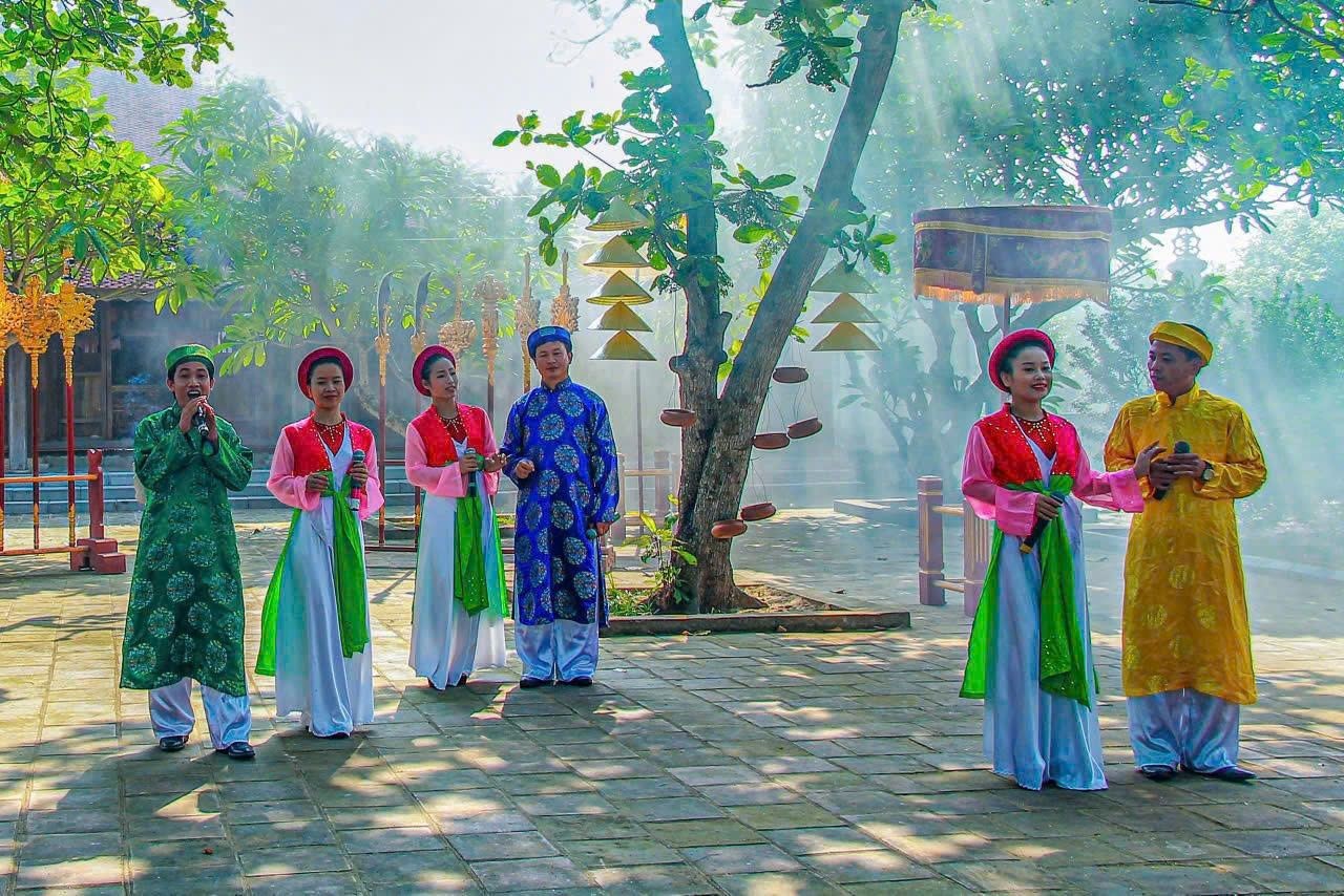 Đời sống vật chất, tinh thần của người dân Hà Tĩnh ngày càng được nâng lên, các giá trị văn hóa truyền thống được bảo tồn. z6792872920774-d4267404ae0f0ed0d53ac6cabc48a082-1280x854.jpg