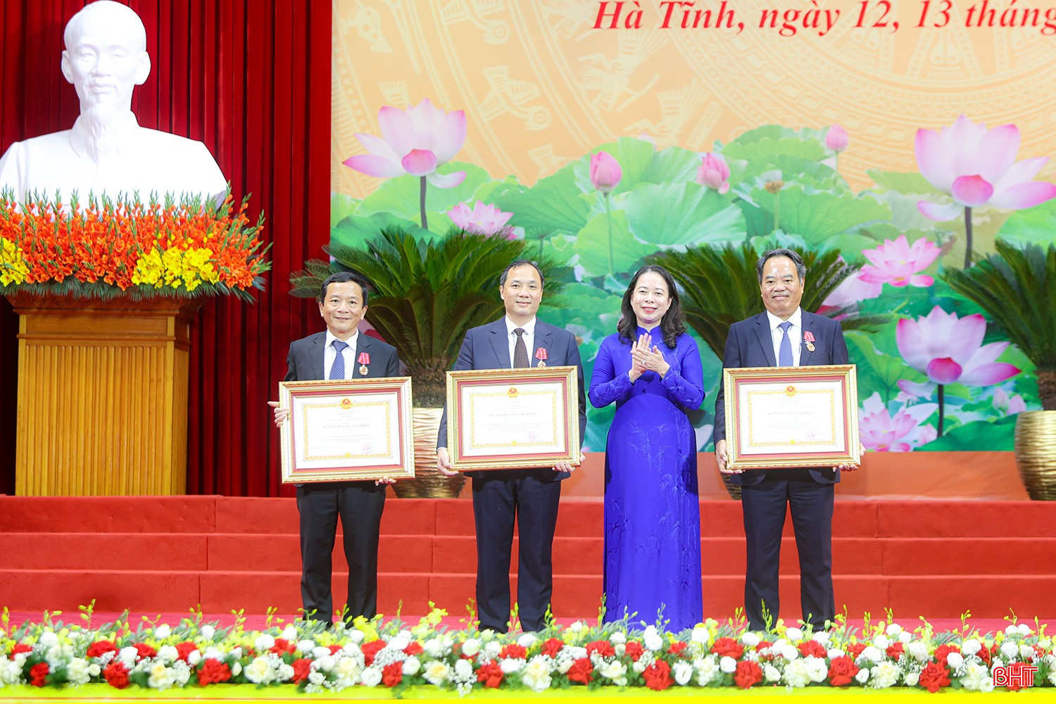 Thừa ủy quyền Chủ tịch nước, Phó Chủ tịch nước Võ Thị Ánh Xuân trao tặng Huân chương Lao động hạng Nhì cho 3 cá nhân thuộc tỉnh Hà Tĩnh. bqbht_br_huan-chuong-lao-dong.jpg