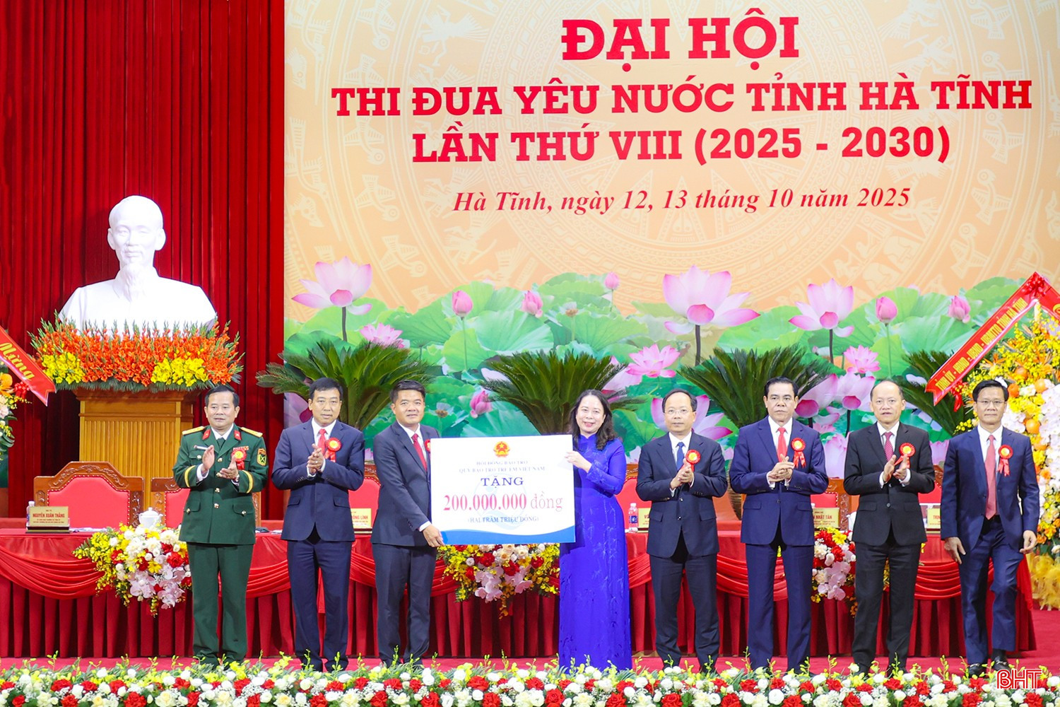 Nhân dịp này, Phó Chủ tịch nước Võ Thị Ánh Xuân đã trao tặng quà của Hội đồng Bảo trợ Quỹ Bảo trợ trẻ em Việt Nam cho trẻ em Hà Tĩnh có hoàn cảnh khó khăn trị giá 200 triệu đồng... bqbht_br_pho-chu-tich-nuoc-tang-qua-2.jpg