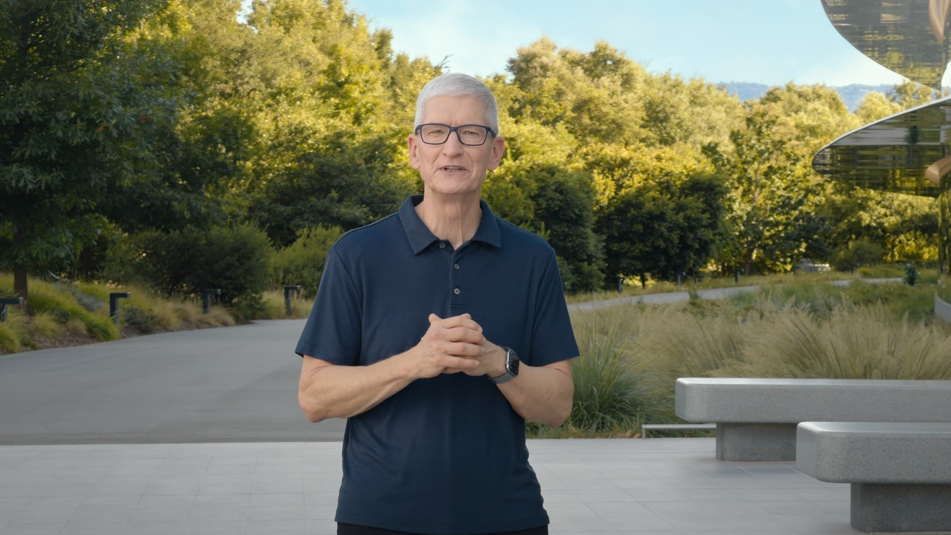 CEO Tim Cook mở đầu sự kiện ở một góc của Apple Park, thay vì cổng "cầu vồng" như mọi năm. CEO Tim Cook mở đầu sự kiện ở một góc của Apple Park, thay vì cổng "cầu vồng" như mọi năm.
